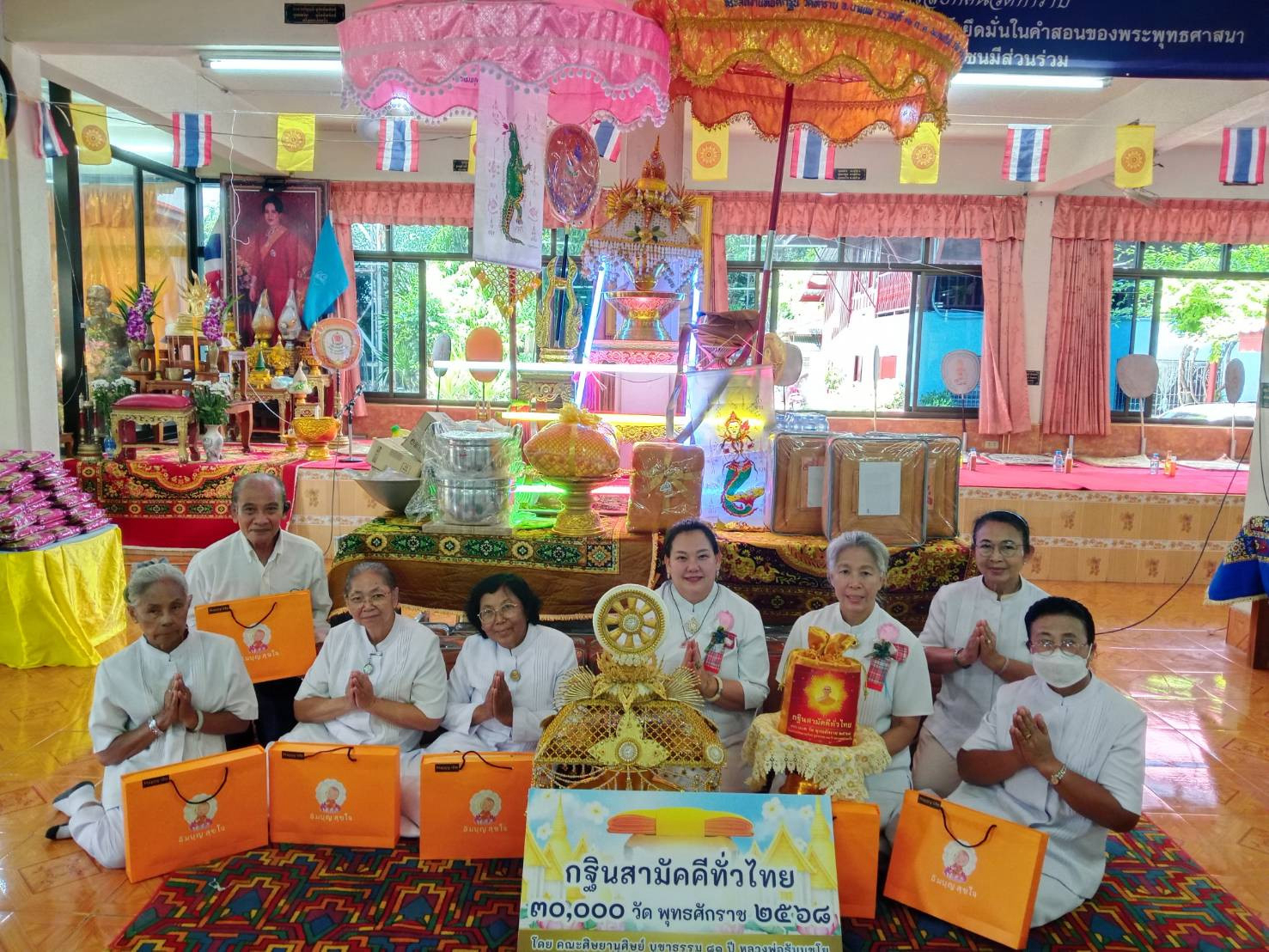 ภาพหมู่ถือพานถวายปัจจัยวัดท่าราบ