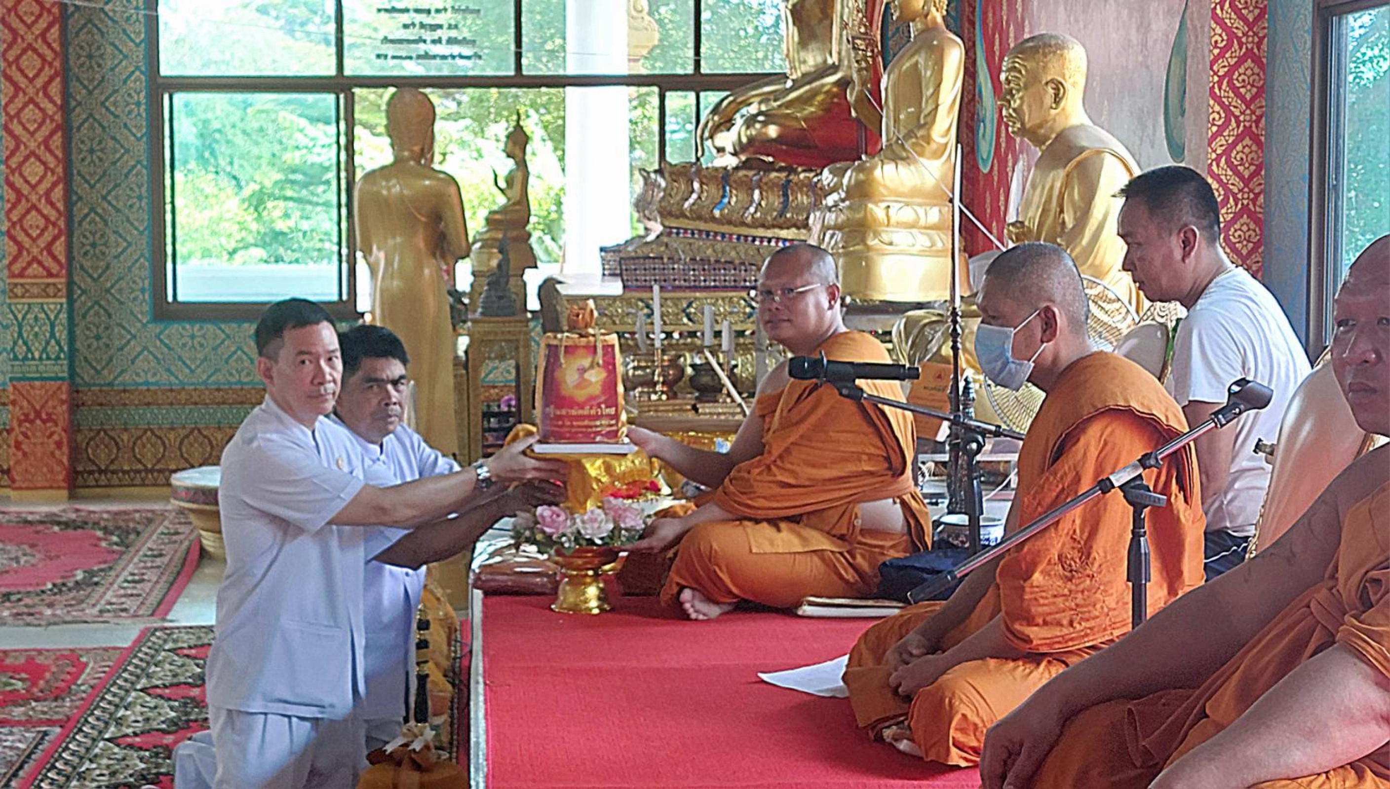 ภาพการถวายปัจจัยวัดอ้ออีเขียว