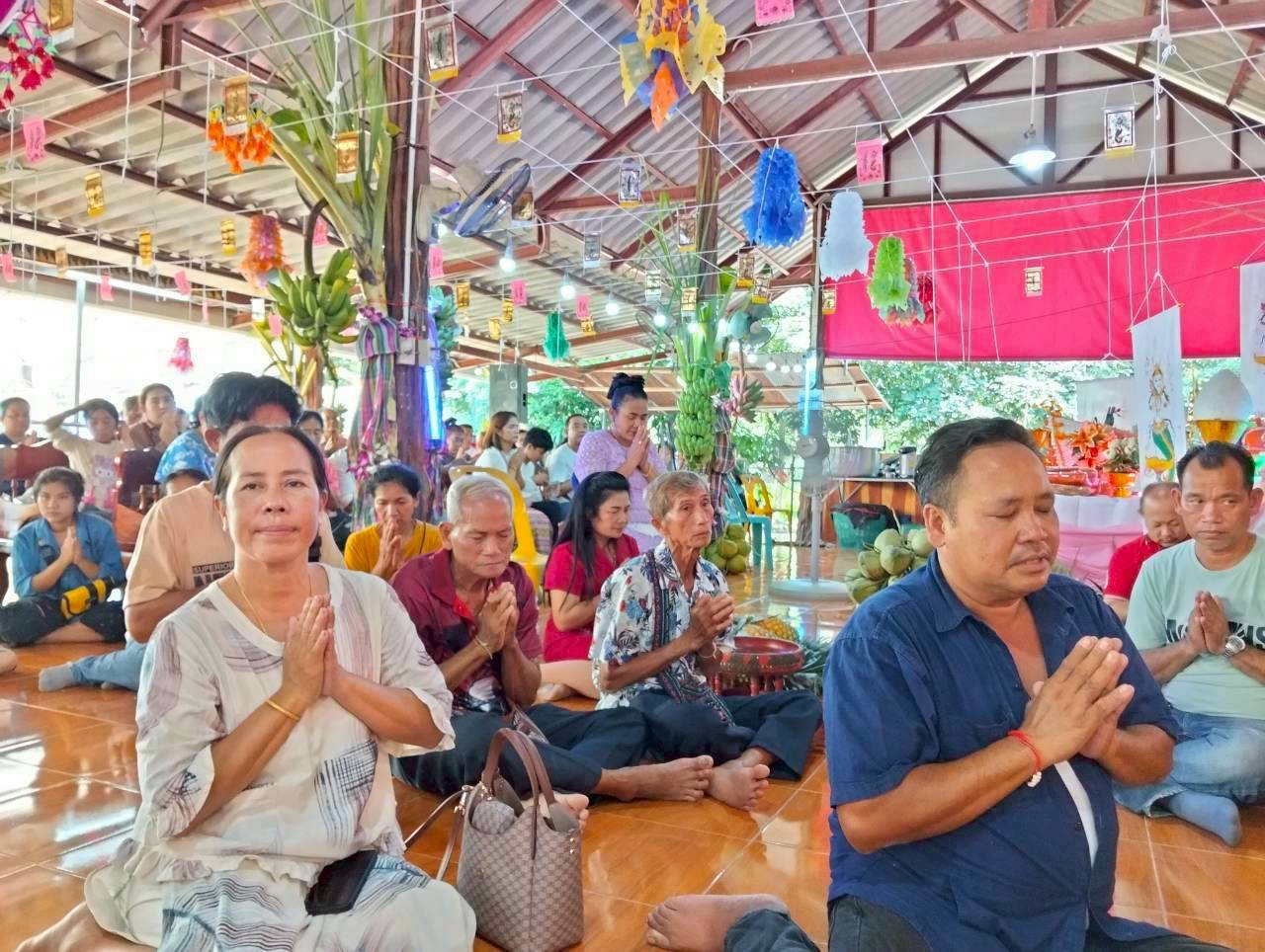 ภาพร่วมพิธีกรรมที่พักสงฆ์ธงทอง