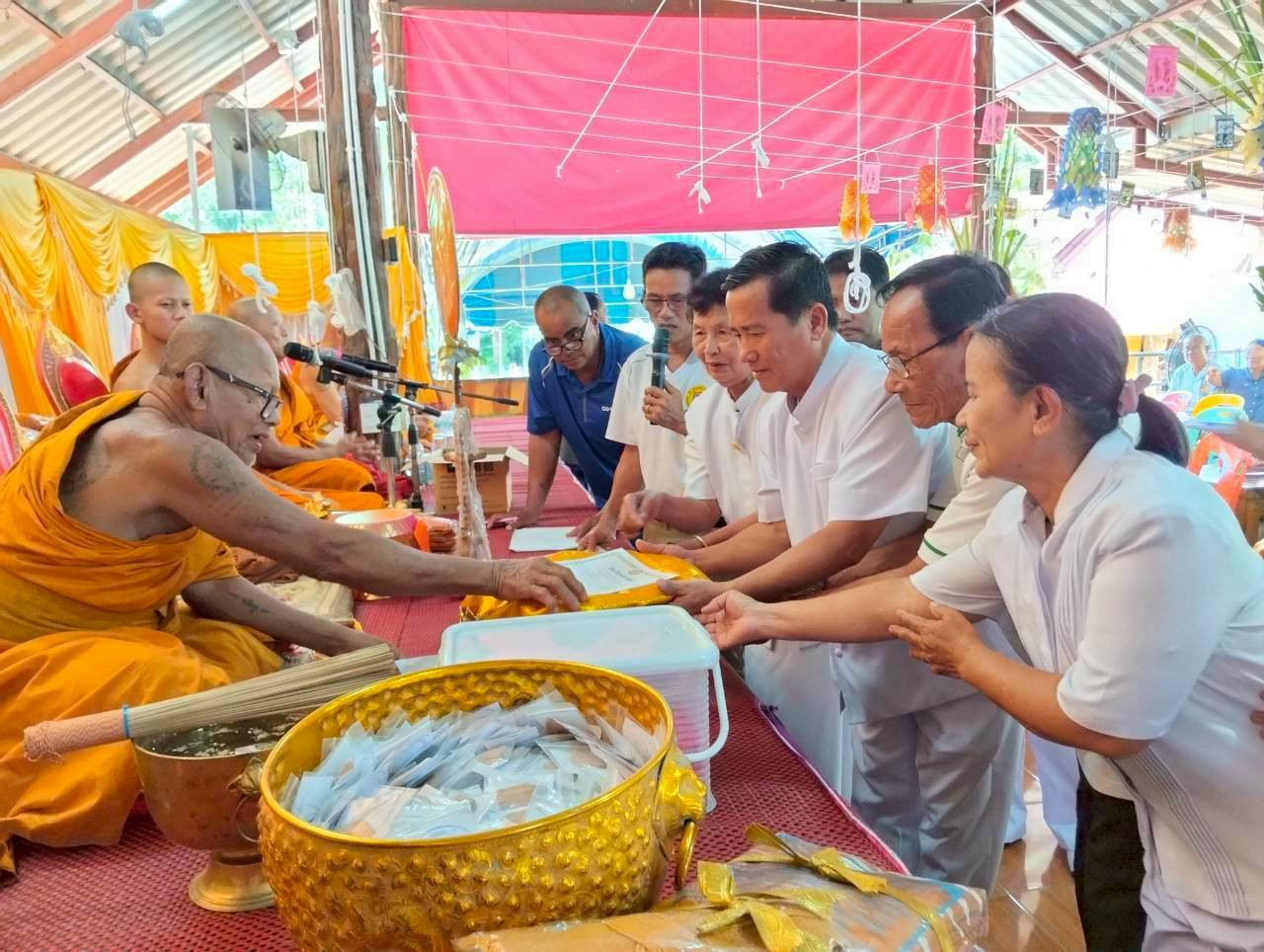 ภาพร่วมพิธีกรรมที่พักสงฆ์ธงทอง