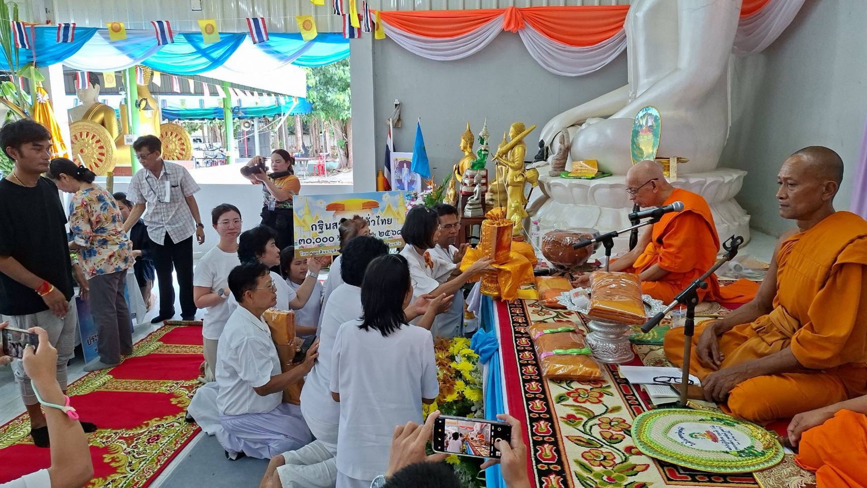 ภาพการถวายปัจจัยวัดธรรมประทีป