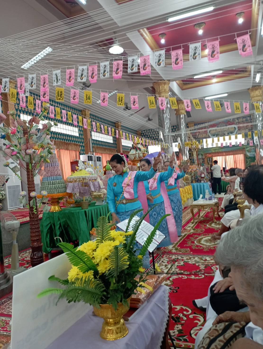 ภาพร่วมพิธีกรรมวัดเทพอาวาส