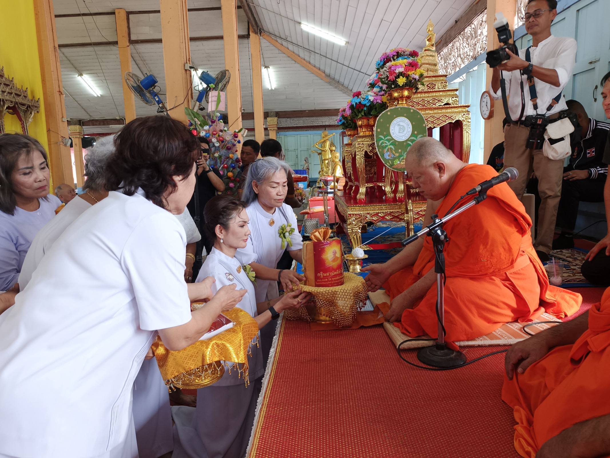ภาพการถวายปัจจัยวัดปราสาทสิทธิ์