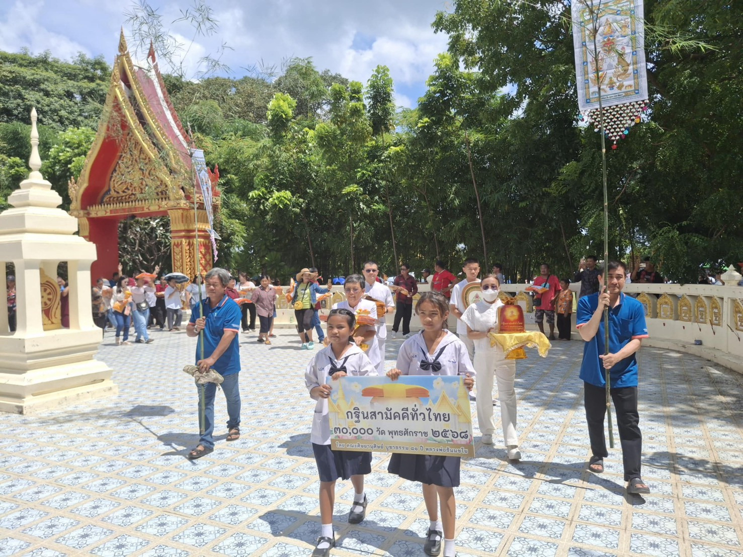 ภาพร่วมขบวนกฐินวัดหนองประทุน