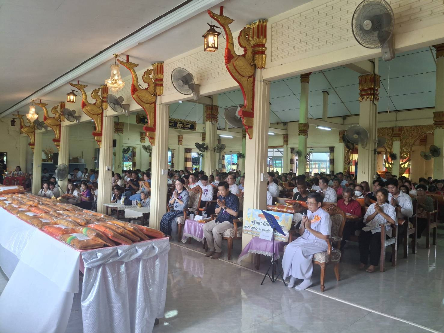 ภาพร่วมพิธีกรรมวัดหนองประทุน
