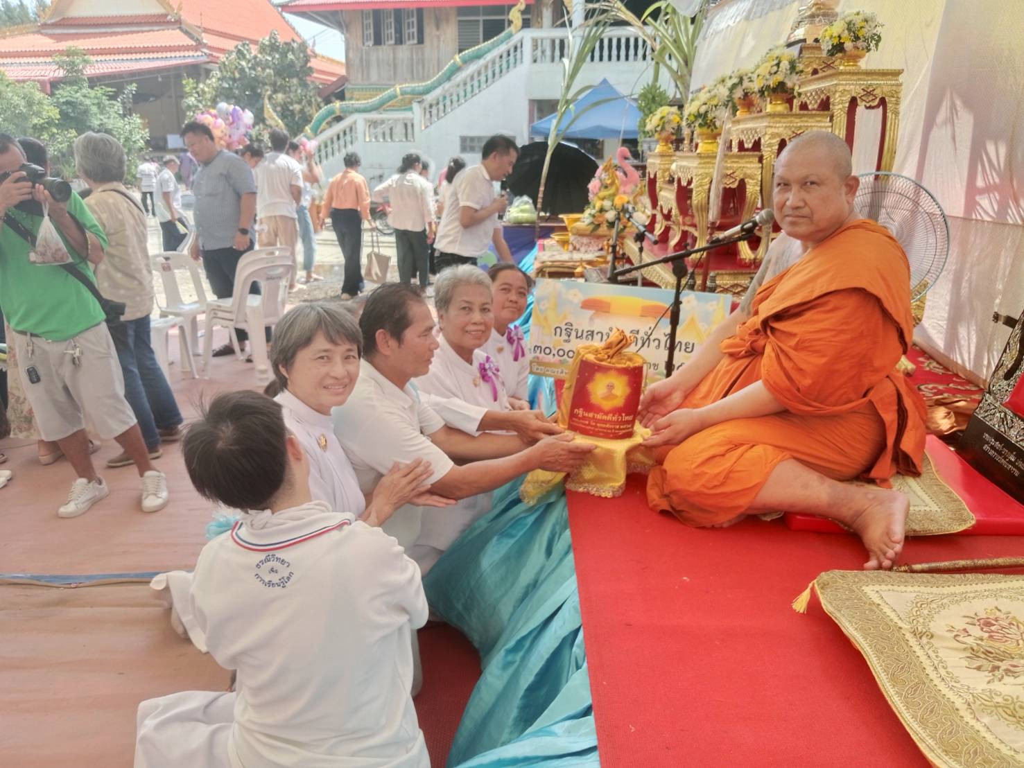 ภาพการถวายปัจจัยวัดจันทาราม