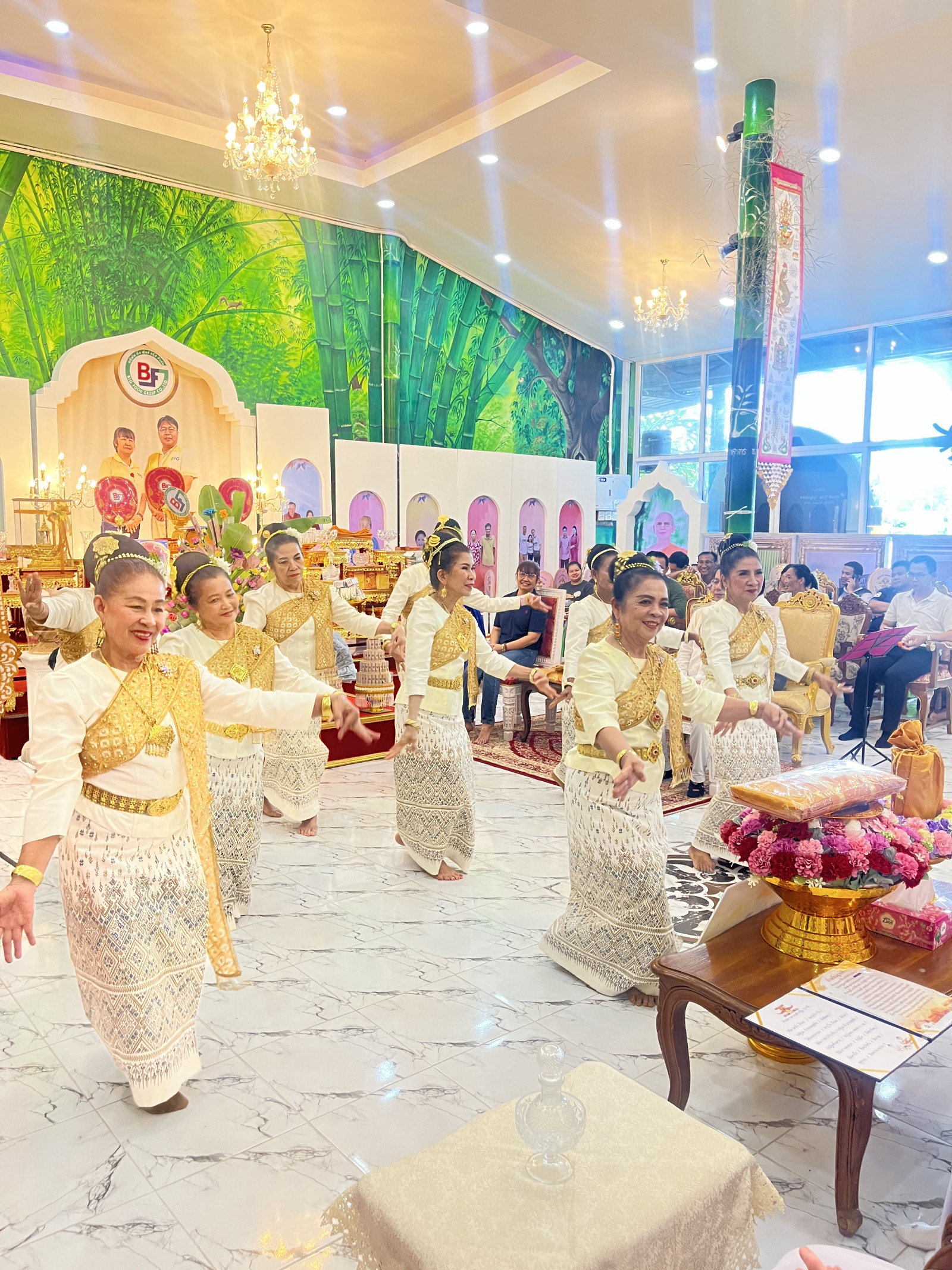 ภาพร่วมพิธีกรรมวัดหินกอง