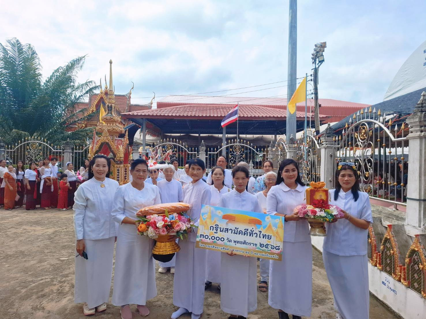 ภาพร่วมขบวนกฐินวัดท่าเรือ