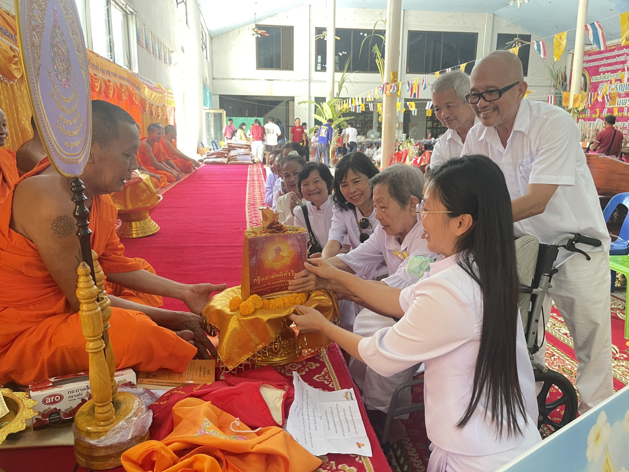 ภาพการถวายปัจจัยวัดเขาส้ม