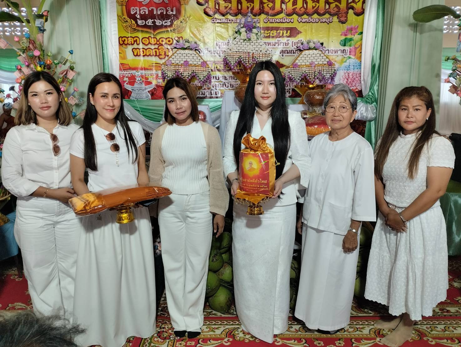 ภาพหมู่ถือพานถวายปัจจัยวัดดอนตลุง