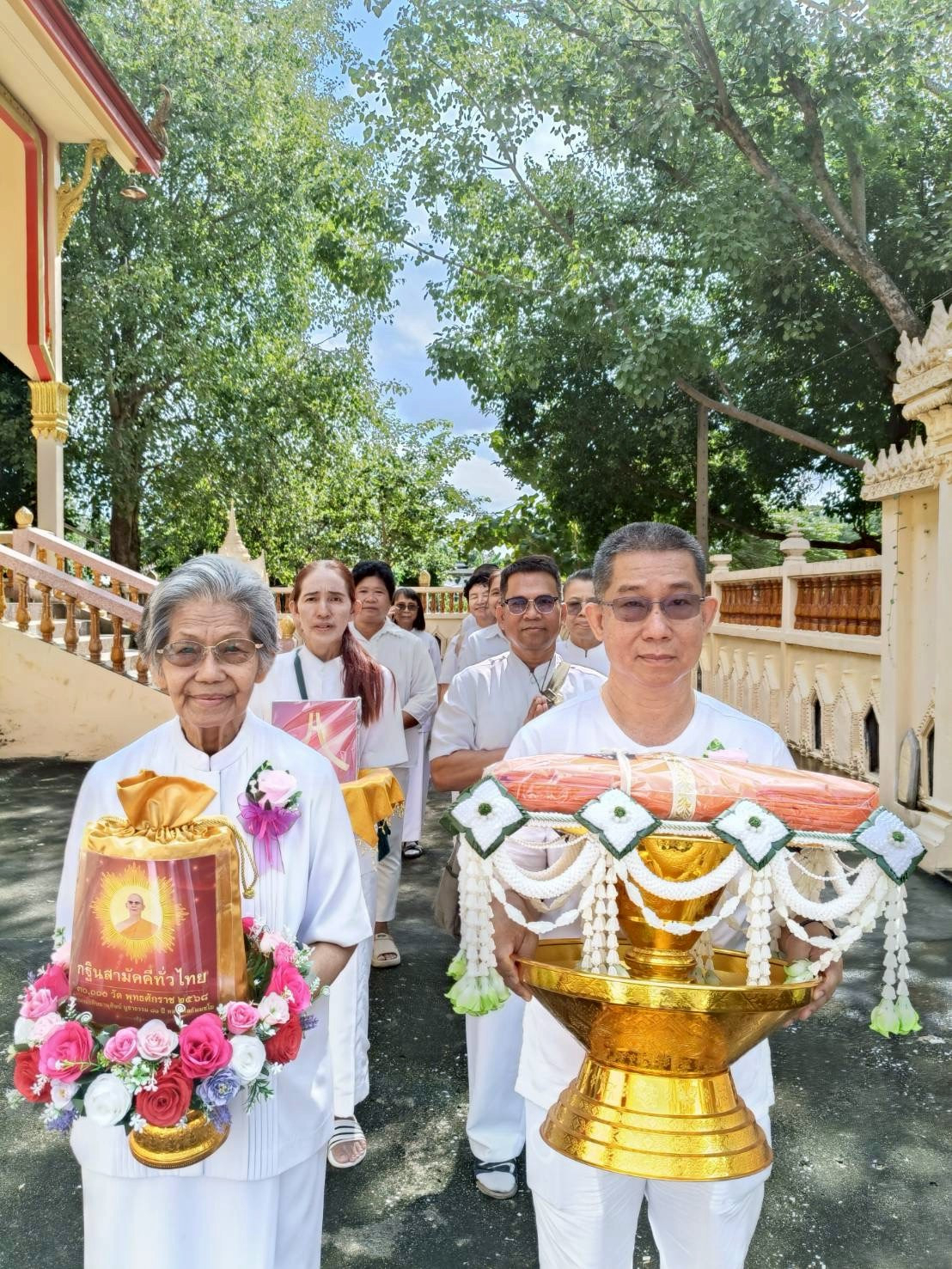 ภาพร่วมขบวนกฐินวัดบ้านสิงห์