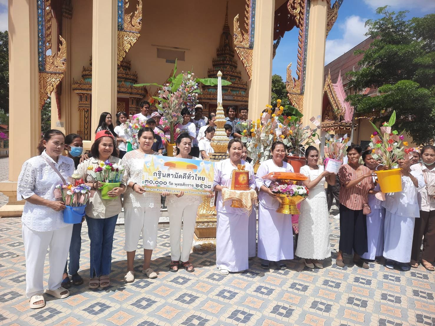 ภาพหมู่ถือพานถวายปัจจัยวัดบ้านใหม่เหนือ