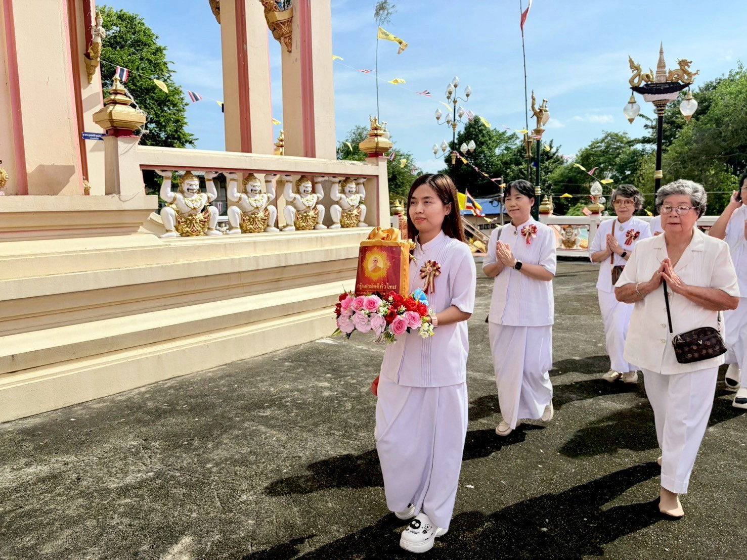 ภาพร่วมขบวนกฐินวัดบึงกระจับ
