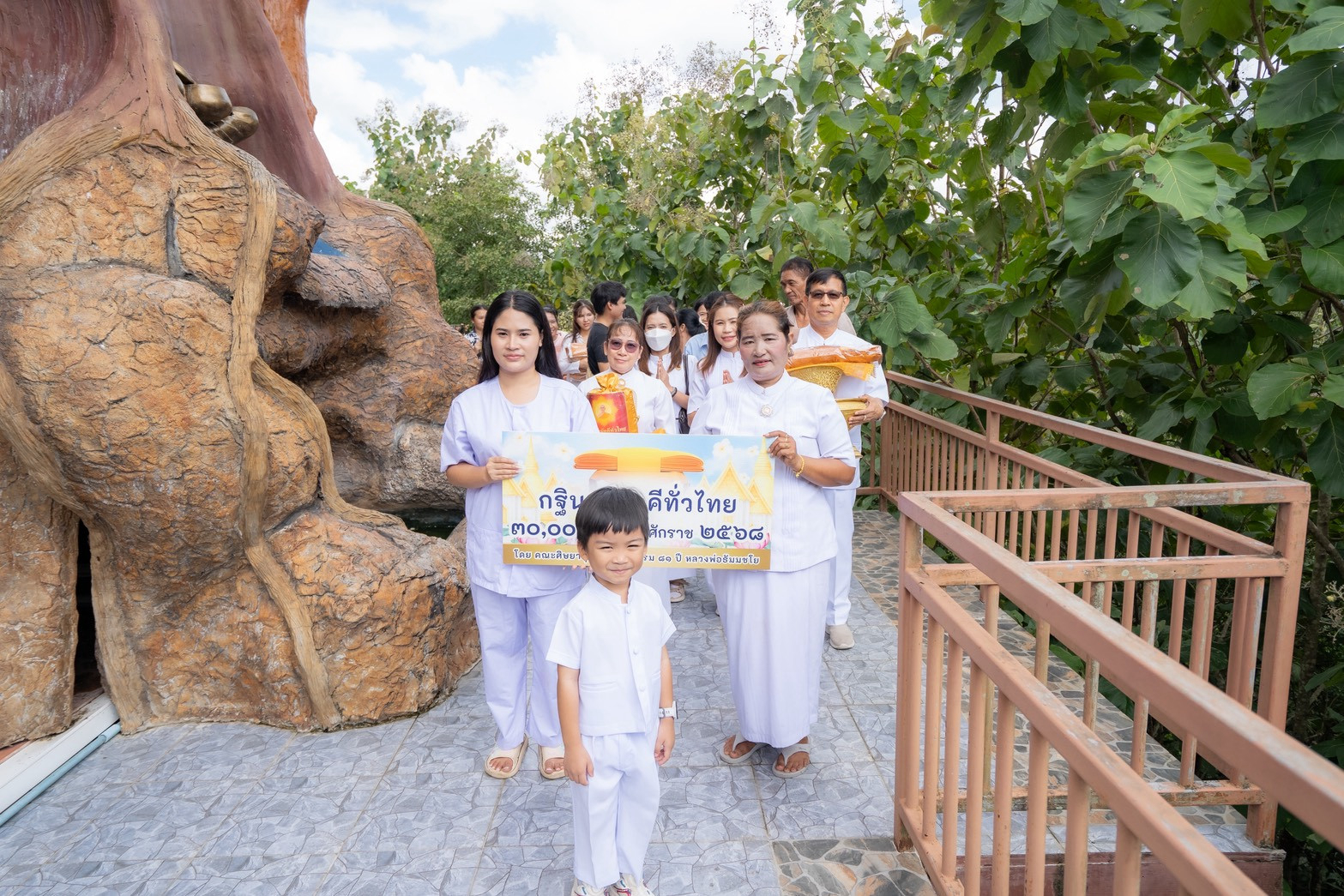 ภาพร่วมขบวนกฐินที่พักสงฆ์ป่าธารน้ำร้อนบ่อคลึง