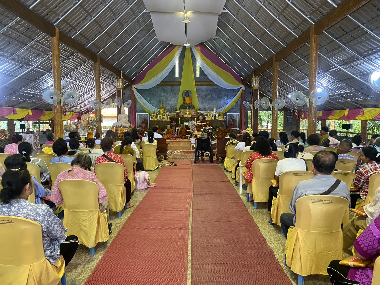 ภาพร่วมพิธีกรรมที่พักสงฆ์ป่าธารน้ำร้อนบ่อคลึง