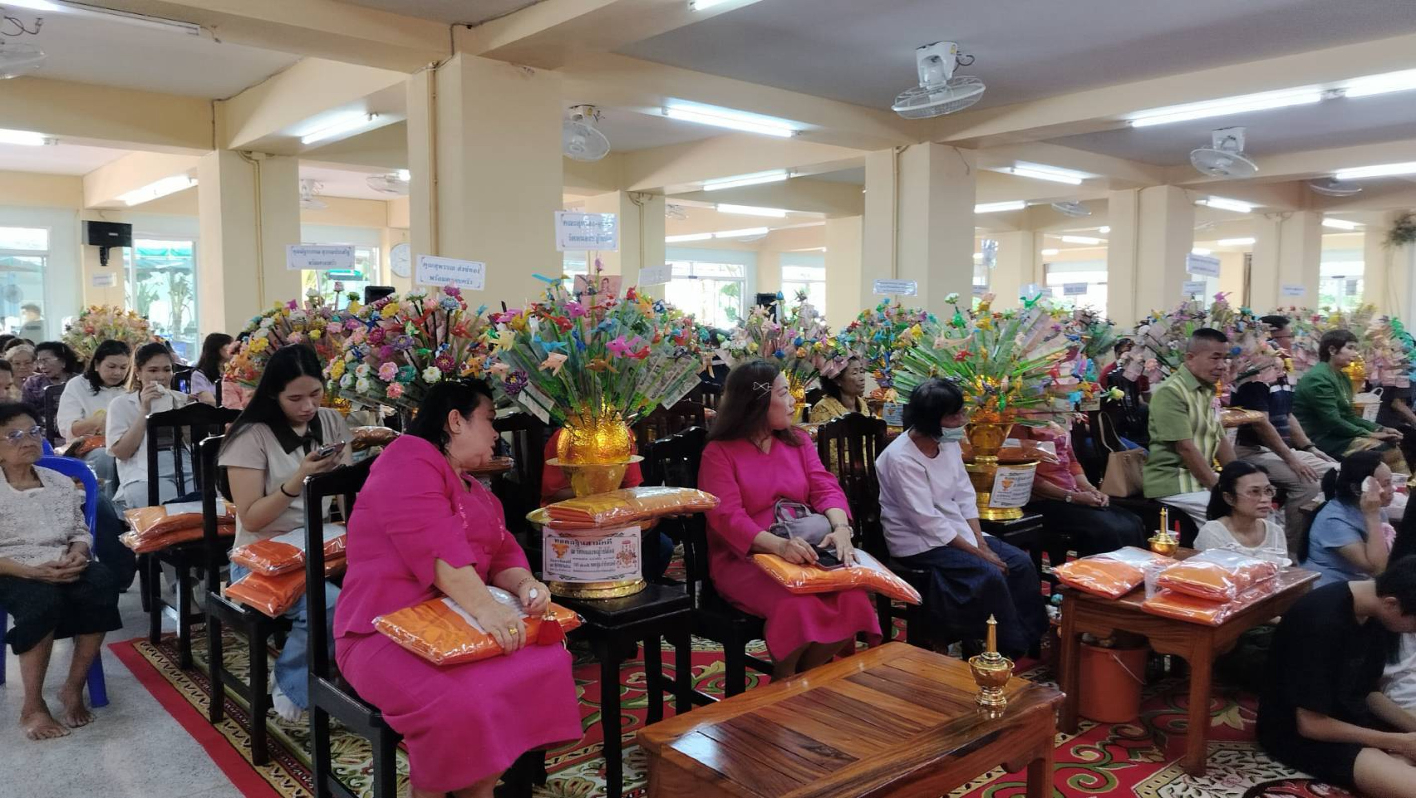 ภาพร่วมพิธีกรรมวัดหนองหญ้าปล้อง