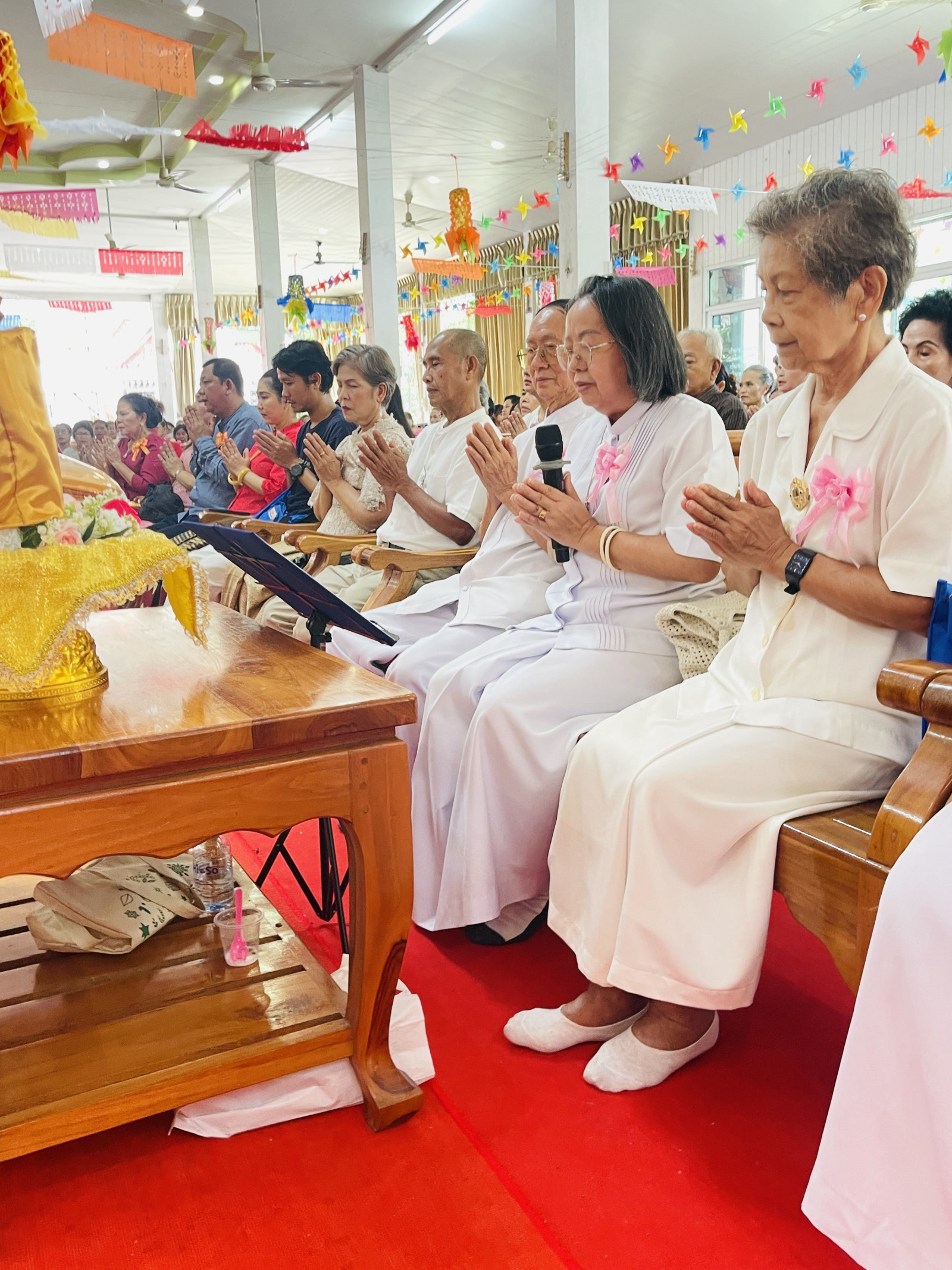 ภาพร่วมพิธีกรรมวัดลาดบัวขาว
