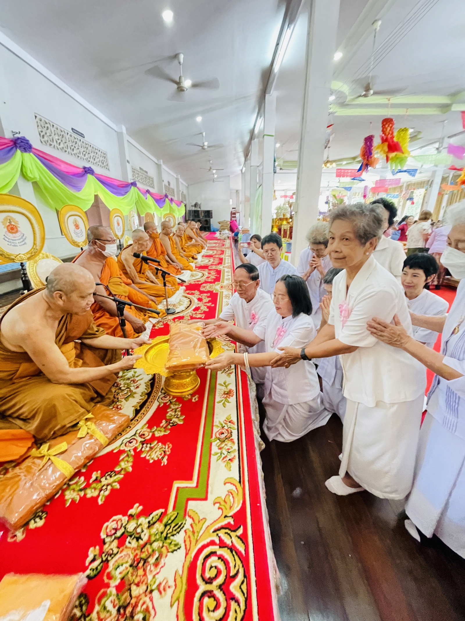 ภาพร่วมพิธีกรรมวัดลาดบัวขาว