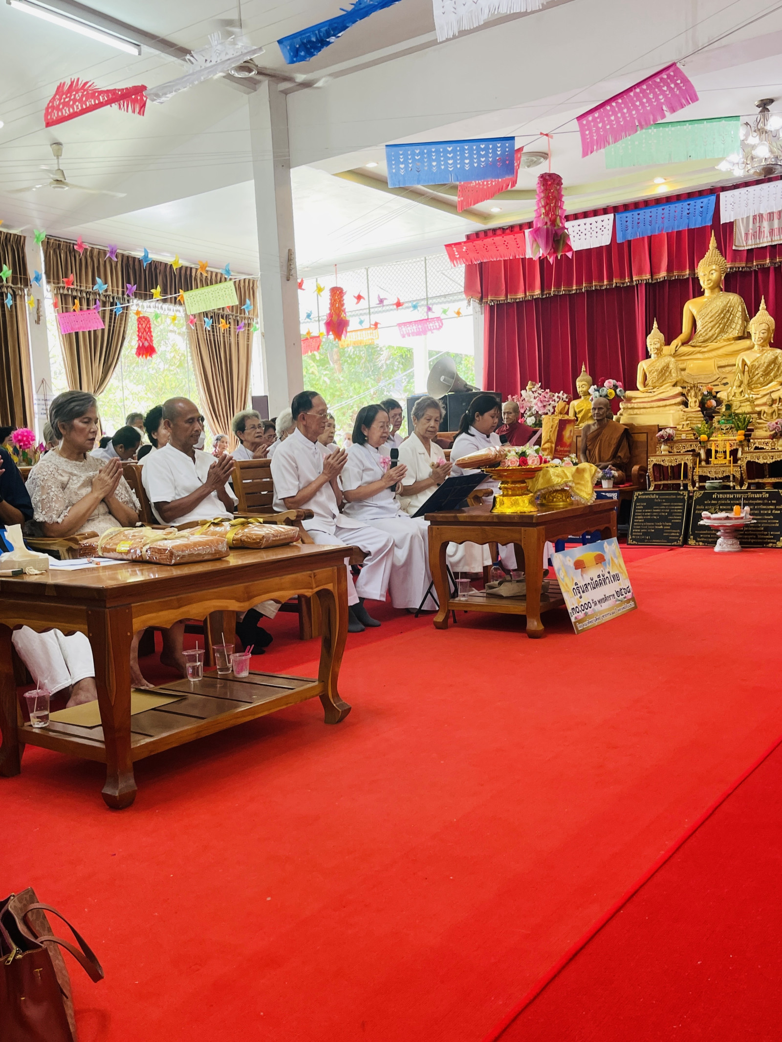 ภาพร่วมพิธีกรรมวัดลาดบัวขาว