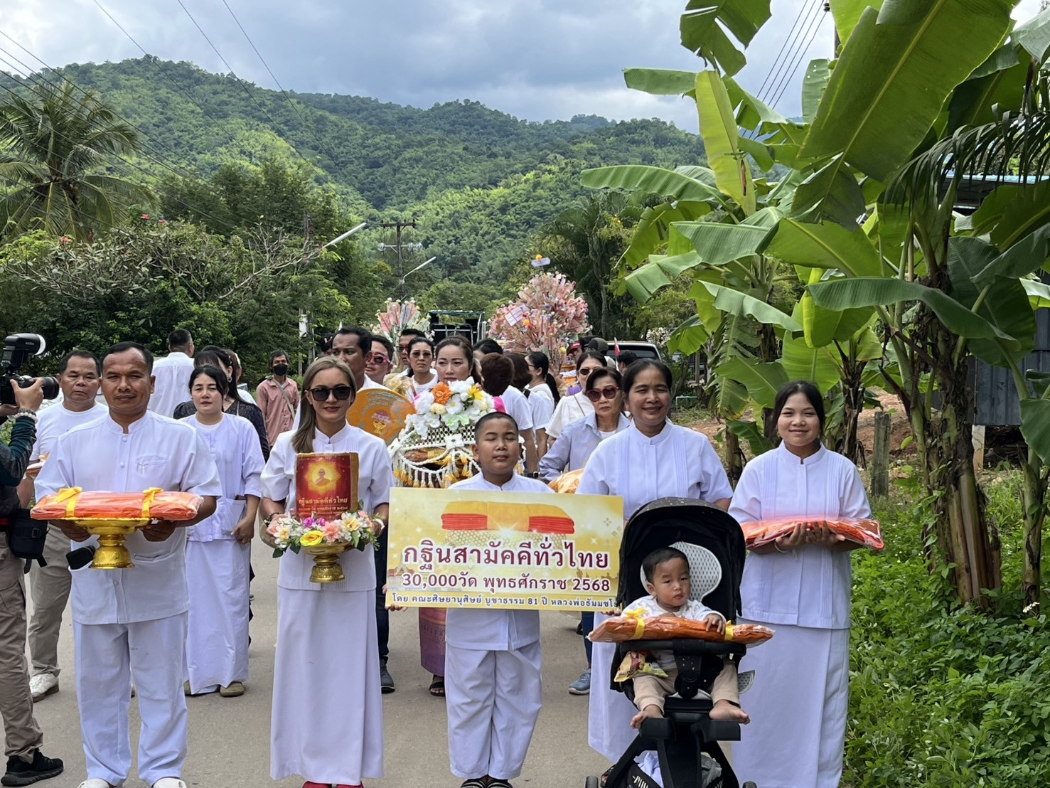 ภาพร่วมขบวนกฐินที่พักสงฆ์ห้วยน้ำหนัก