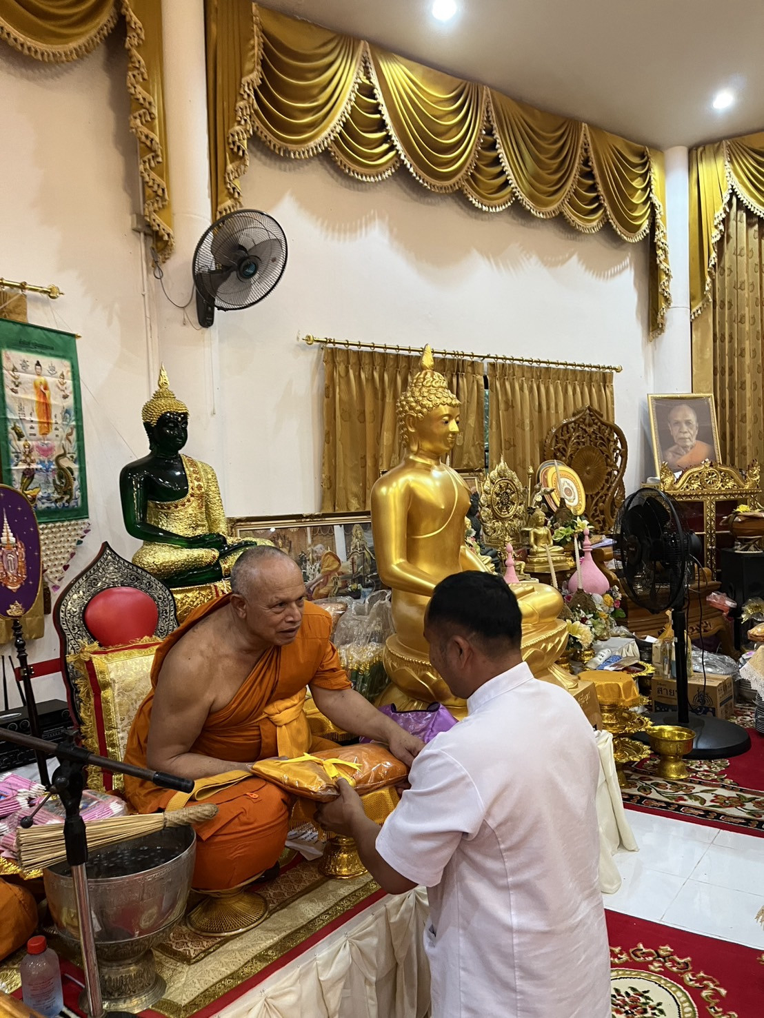 ภาพร่วมพิธีกรรมที่พักสงฆ์ห้วยน้ำหนัก