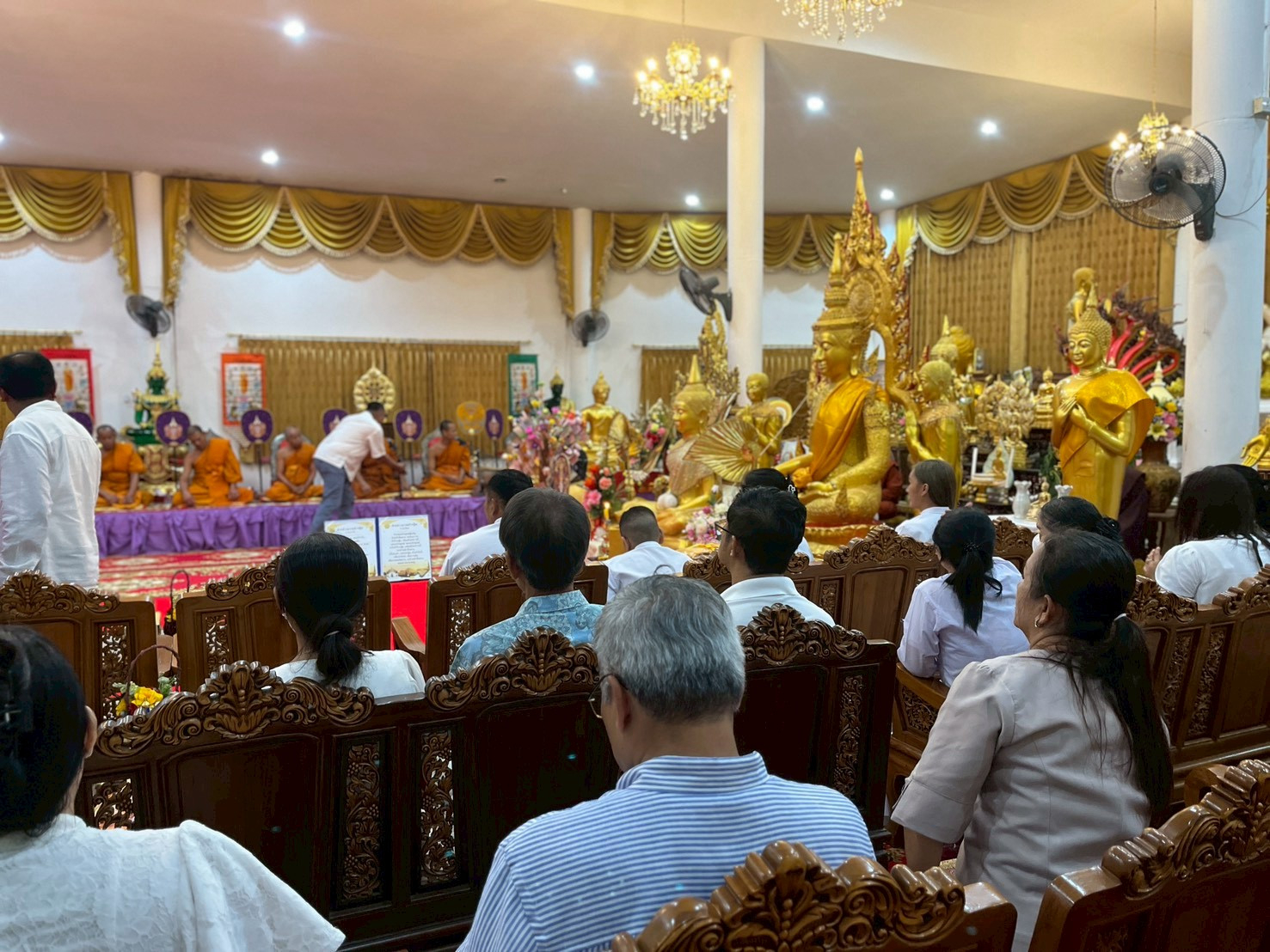 ภาพร่วมพิธีกรรมที่พักสงฆ์ห้วยน้ำหนัก