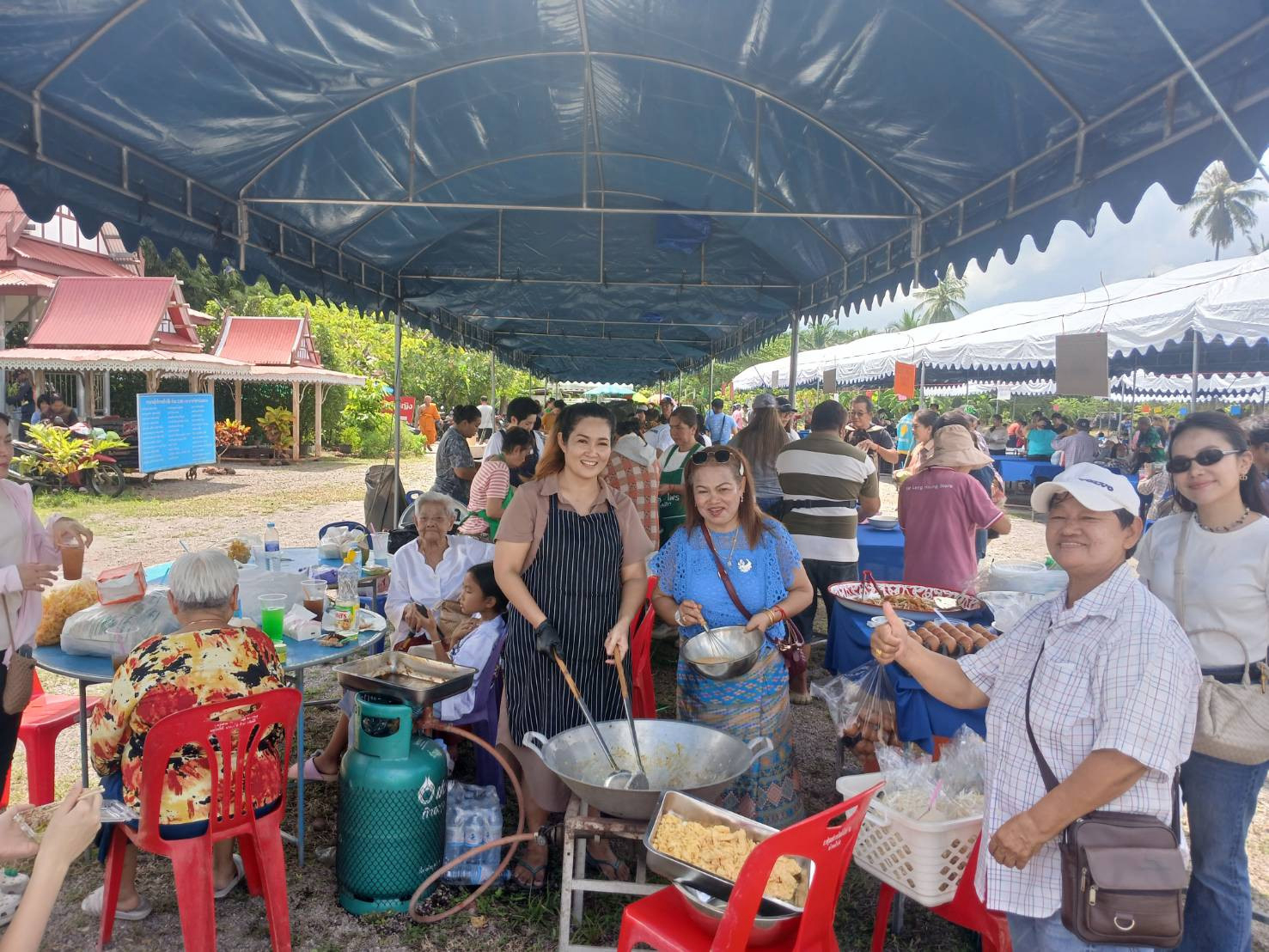 ภาพร่วมพิธีกรรมวัดดำเนินสะดวก