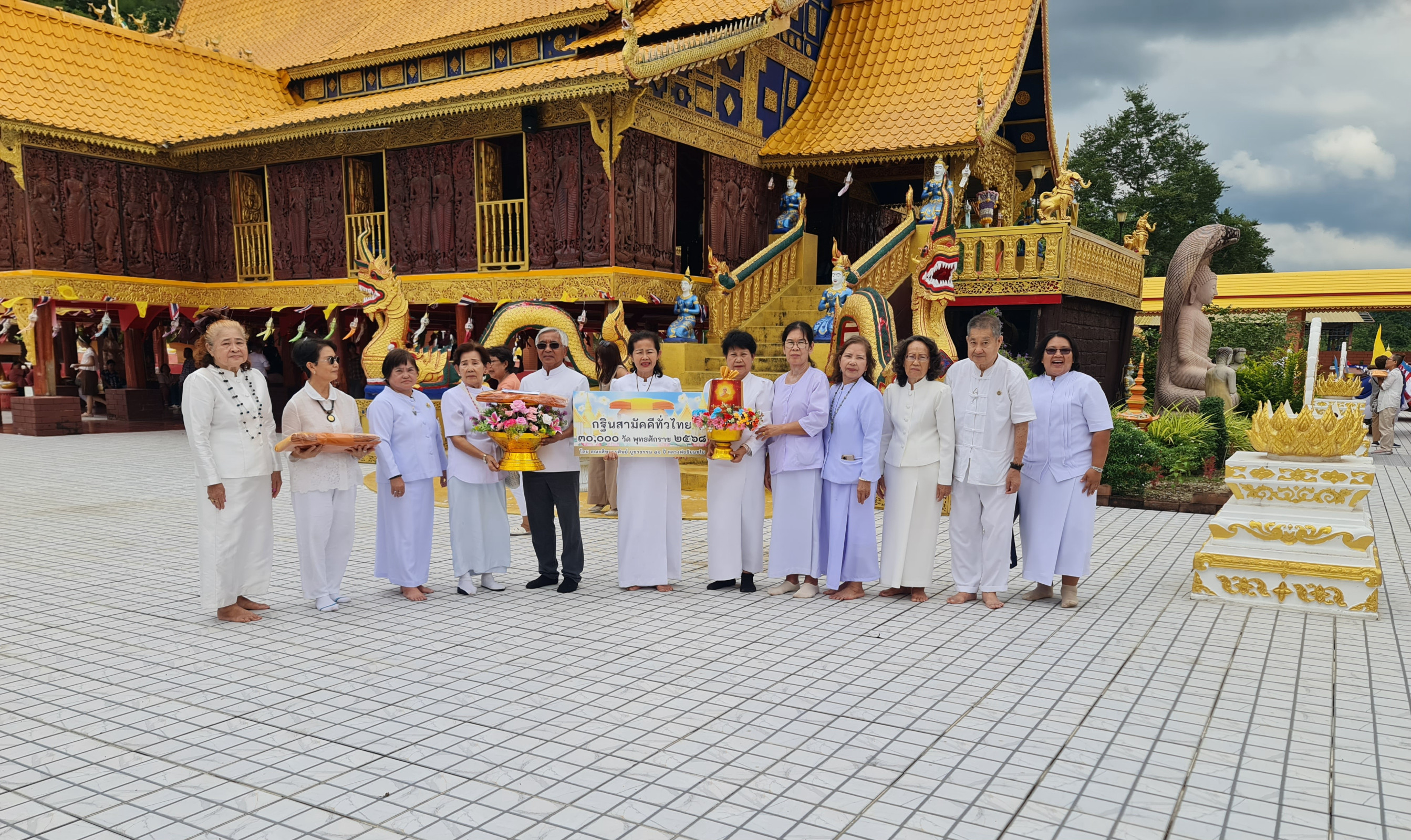 ภาพหมู่ถือพานถวายปัจจัยวัดเบญจคีรีนคร