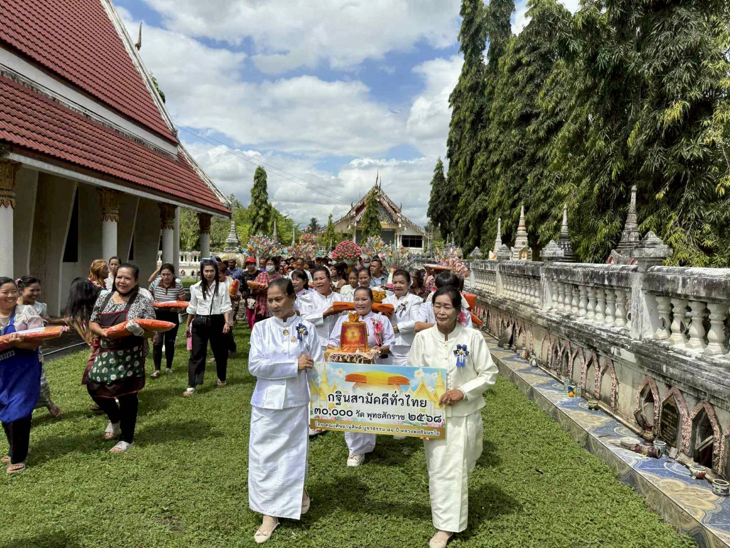 ภาพร่วมขบวนกฐินวัดโป่งเหาะ