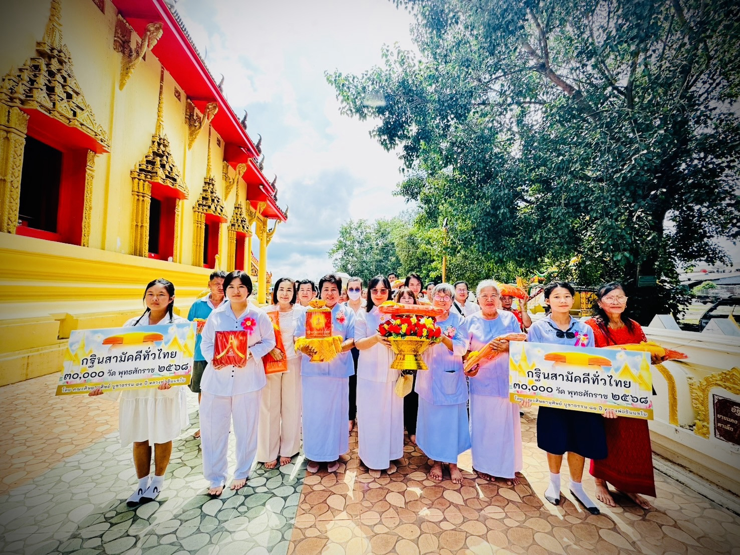 ภาพร่วมขบวนกฐินวัดนิยมธรรมาราม