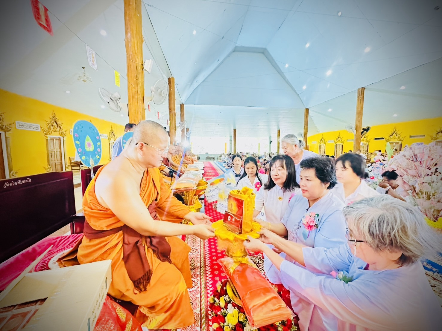 ภาพหมู่ถือพานถวายปัจจัยวัดนิยมธรรมาราม