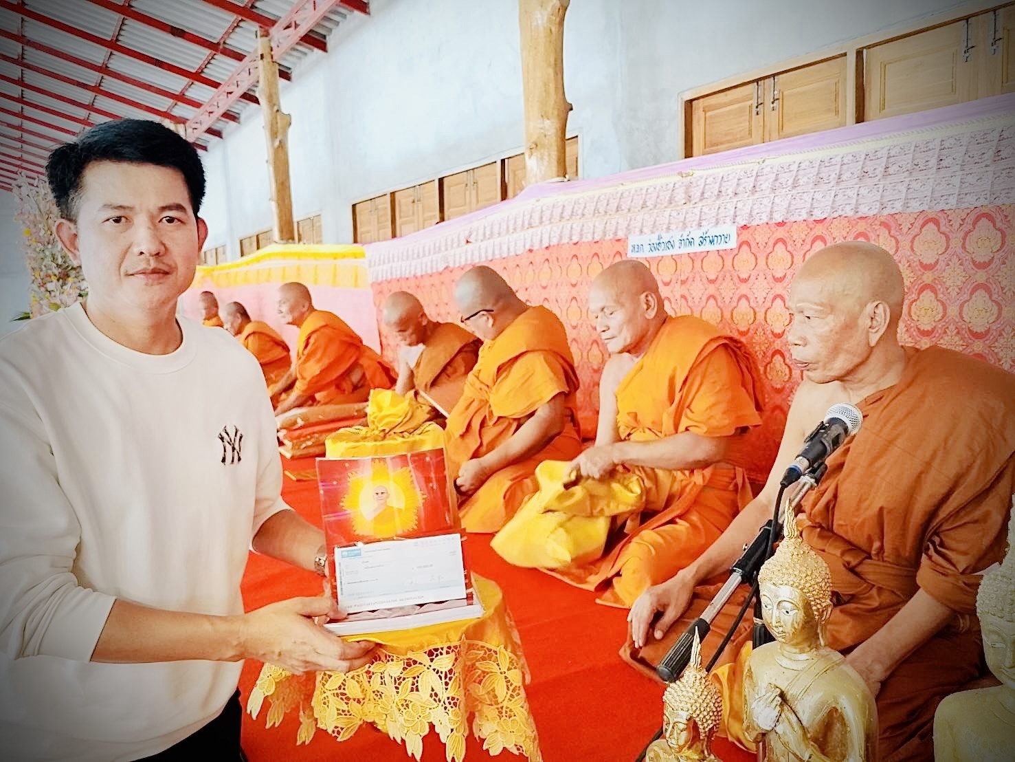 ภาพหมู่ถือพานถวายปัจจัยวัดหนองนกกะเรียน