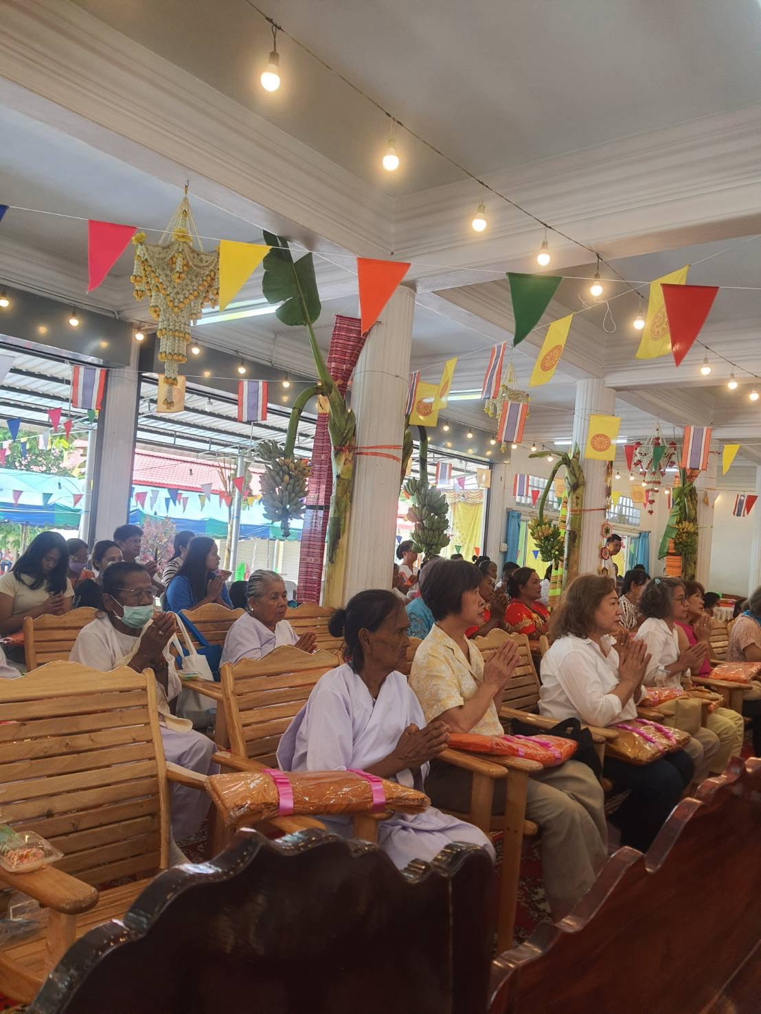 ภาพร่วมพิธีกรรมวัดเขาแหลม