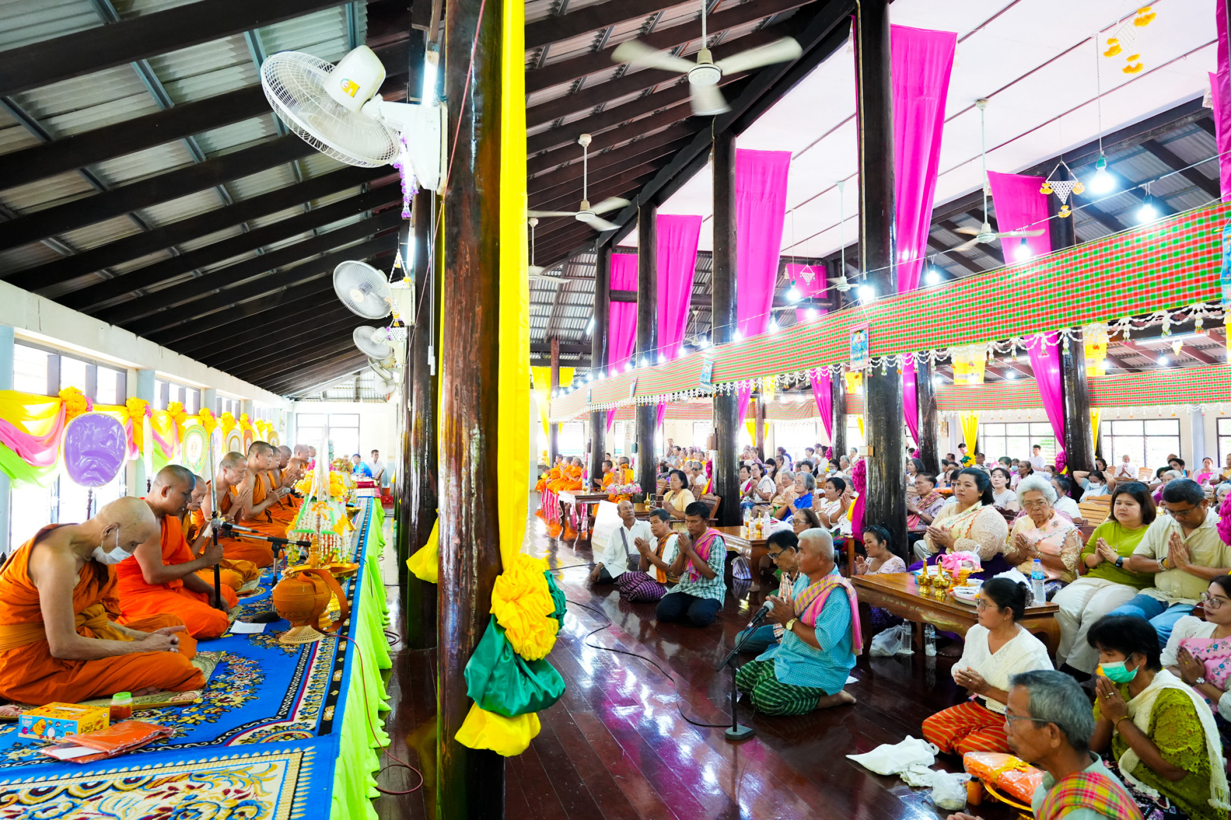 ภาพร่วมพิธีกรรมวัดบัวงาม