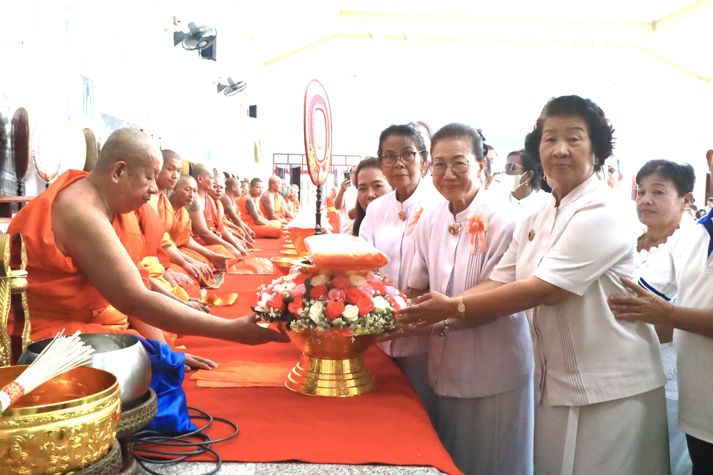 ภาพร่วมพิธีกรรมวัดช่องลม