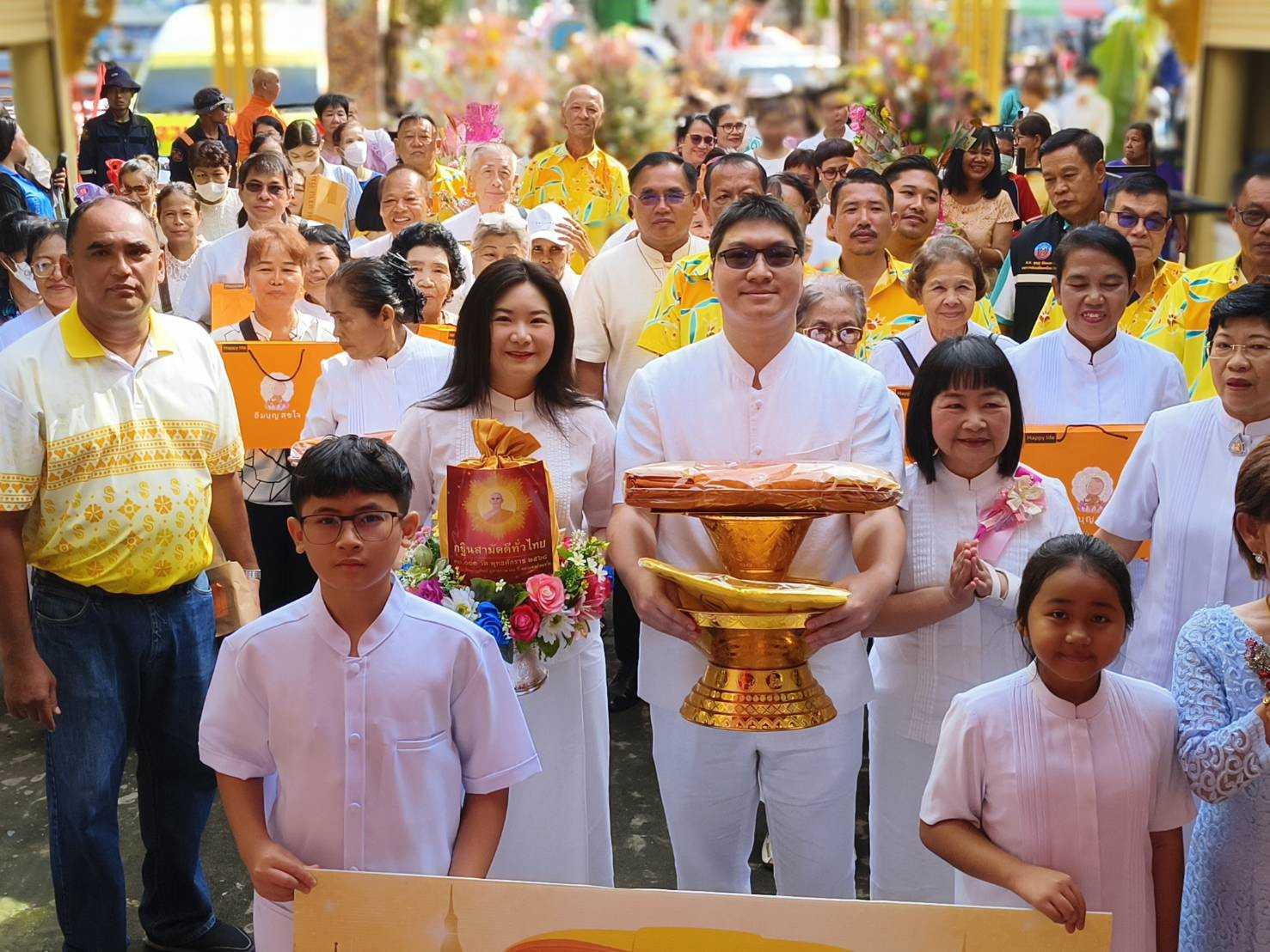 ภาพร่วมขบวนกฐินวัดอ้อมน้อย