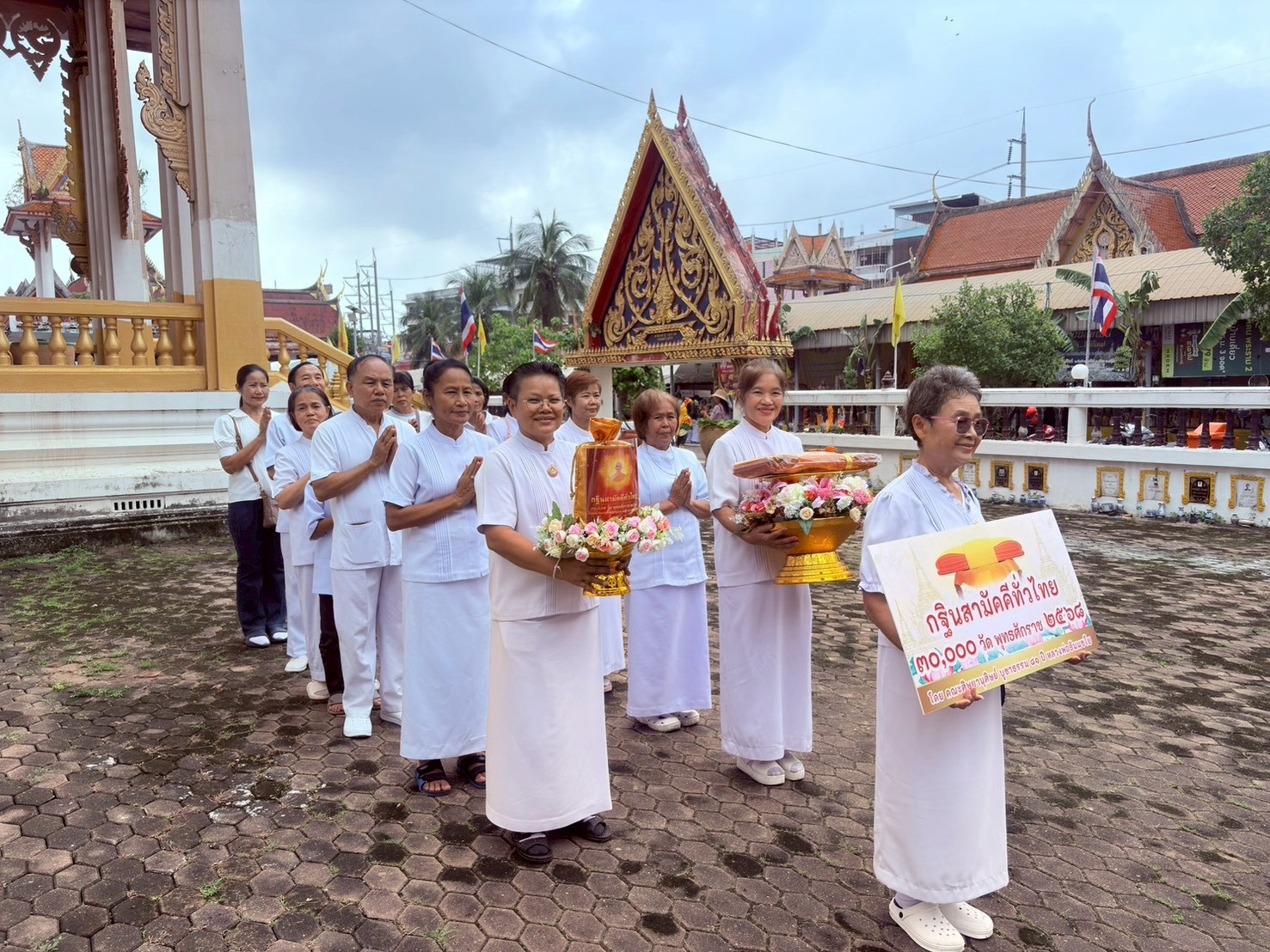 ภาพร่วมขบวนกฐินวัดพ้นท้ายนรสิงห์