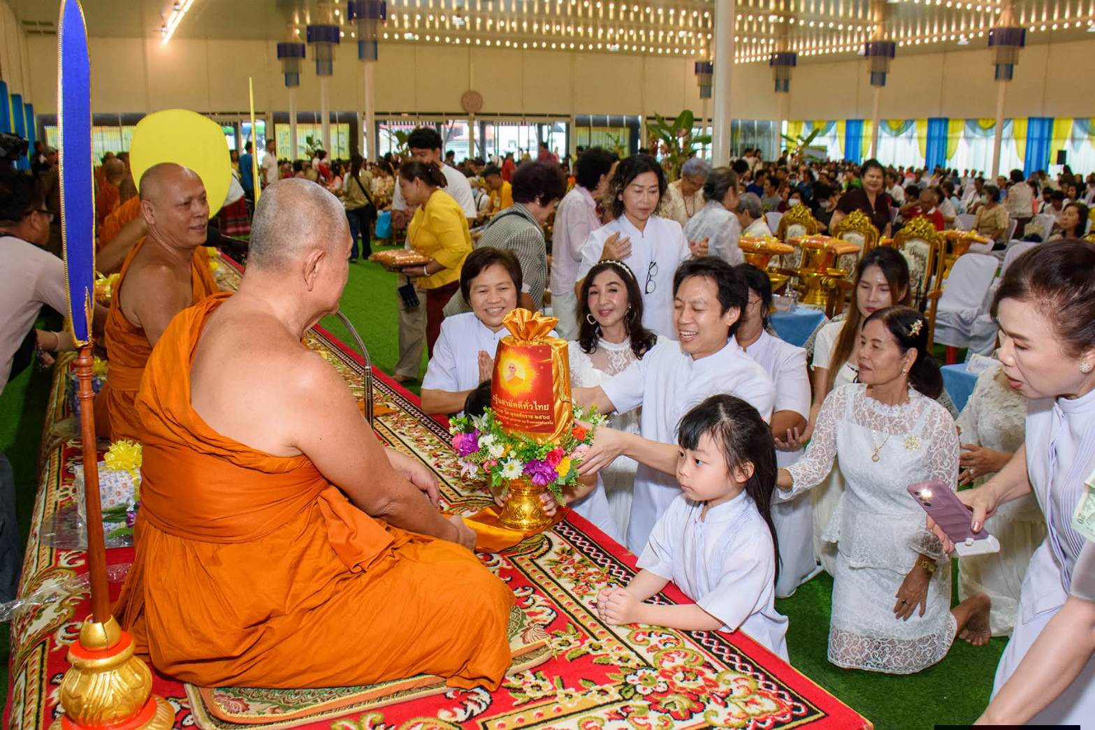 ภาพการถวายปัจจัยวัดหลักสี่ราษฎร์สโมสร