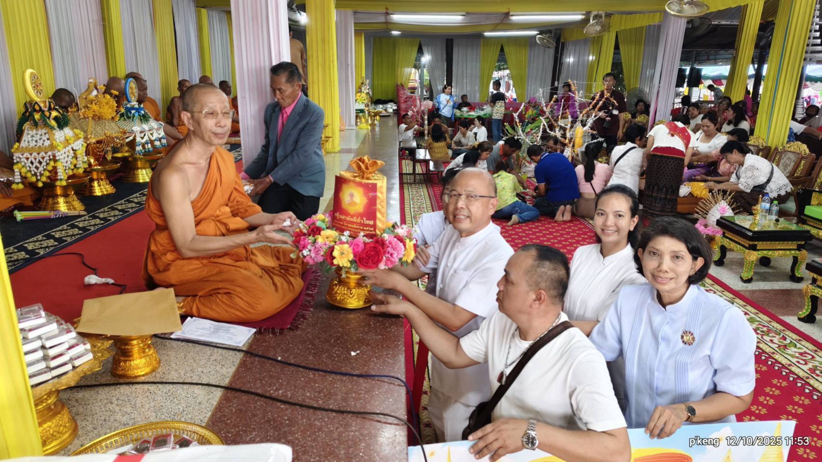 ภาพการถวายปัจจัยวัดน่วมกานนท์