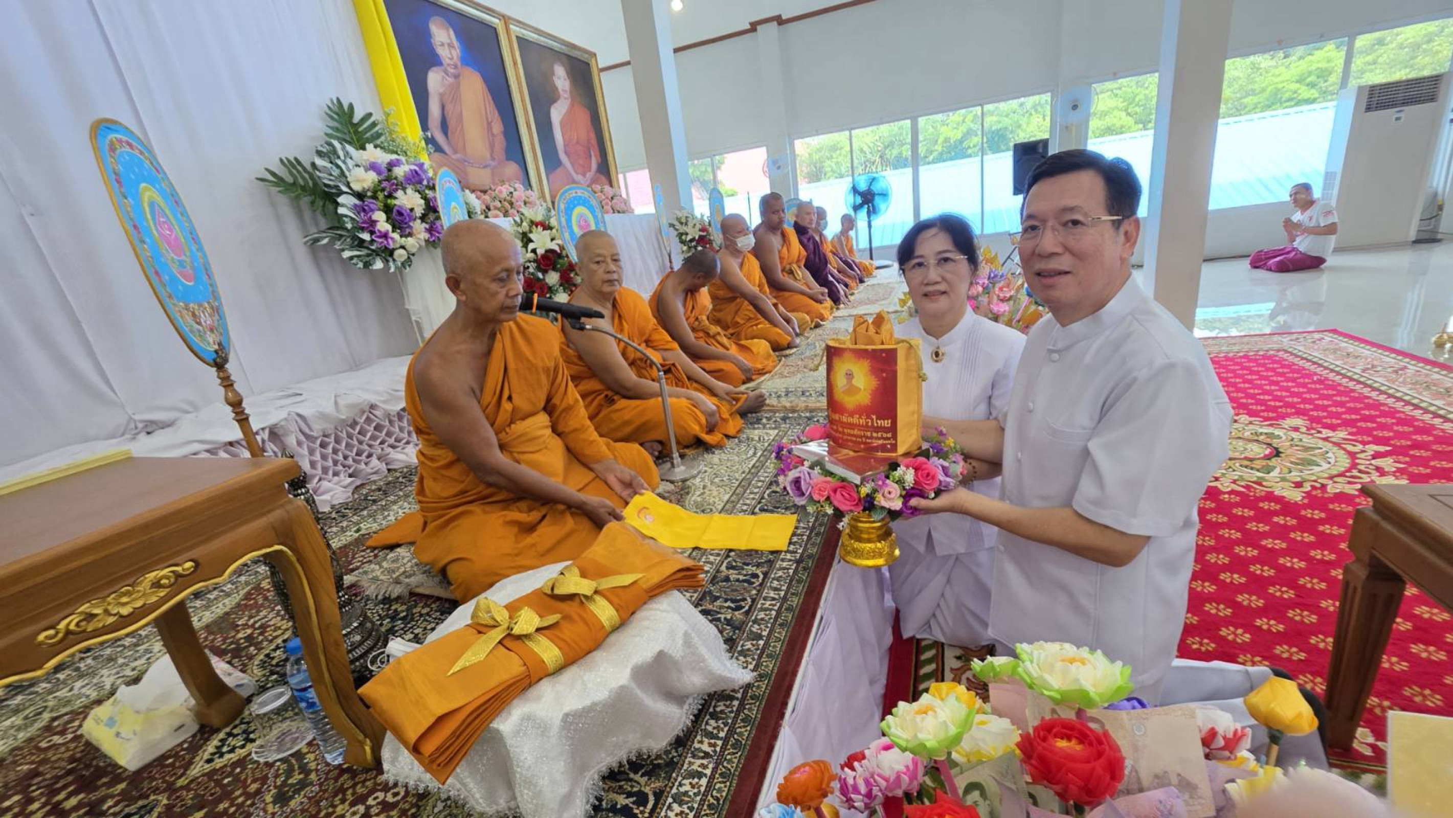 ภาพการถวายปัจจัยวัดศรีเมือง