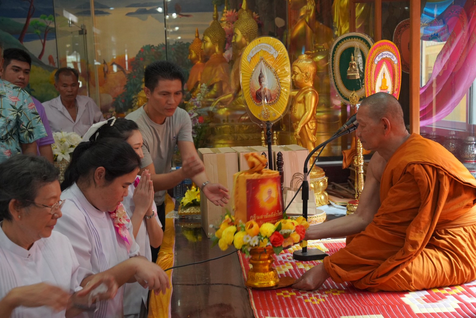 ภาพการถวายปัจจัยวัดศรีสุทธาราม