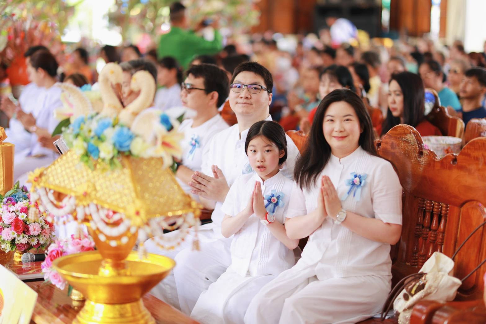 ภาพหมู่ถือพานถวายปัจจัยวัดปทุมทองรัตนาราม