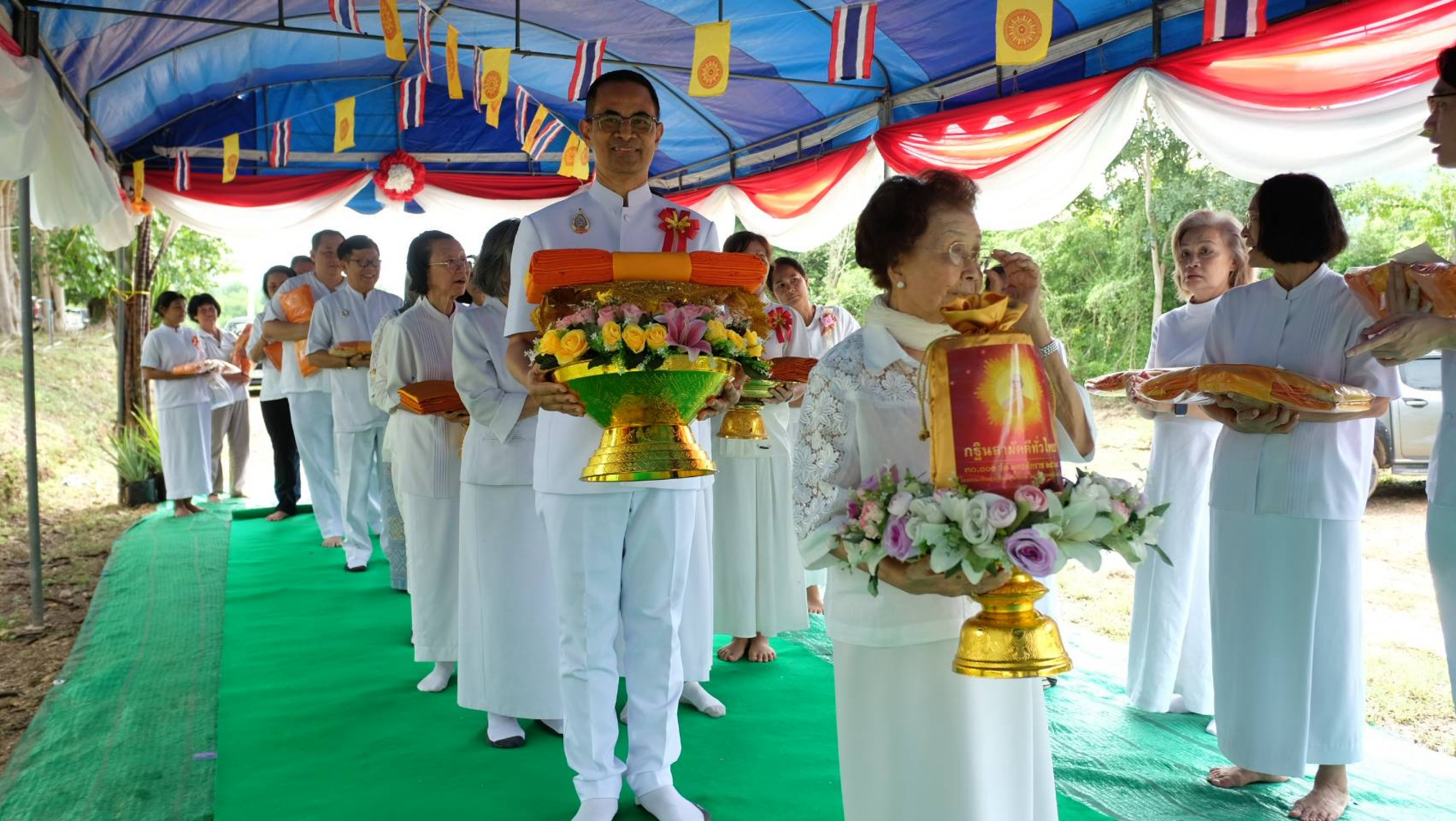 ภาพร่วมขบวนกฐินศูนย์อบรมหัวหินแก้วศิลาธรรม