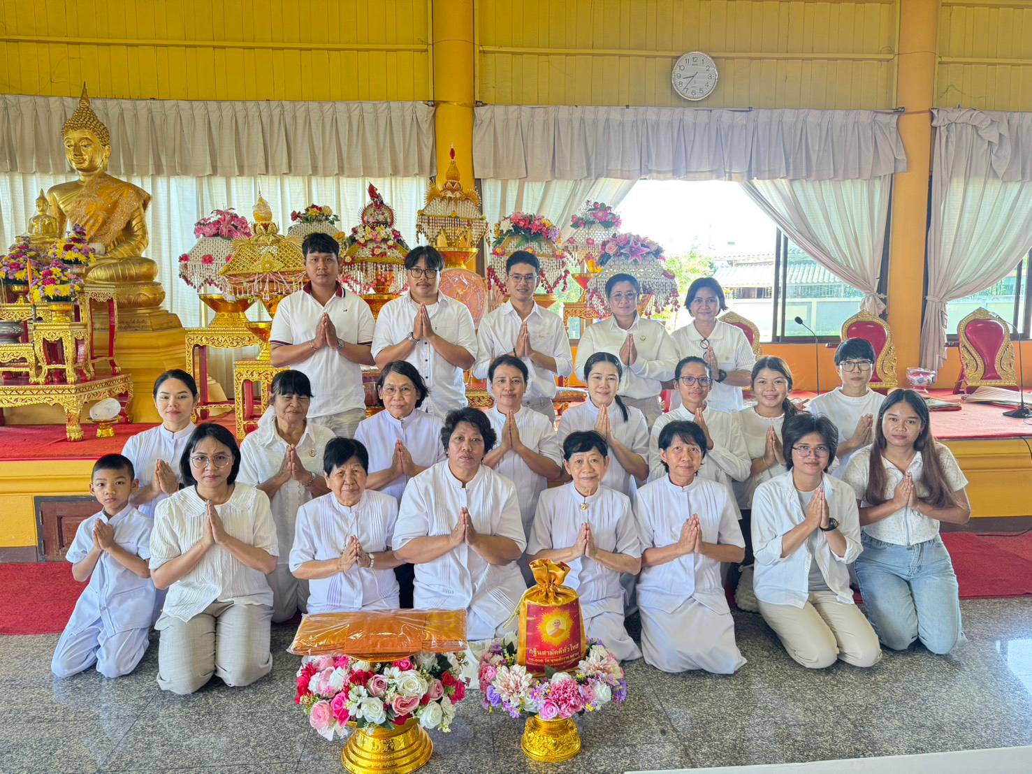 ภาพหมู่ถือพานถวายปัจจัยวัดนาขวาง