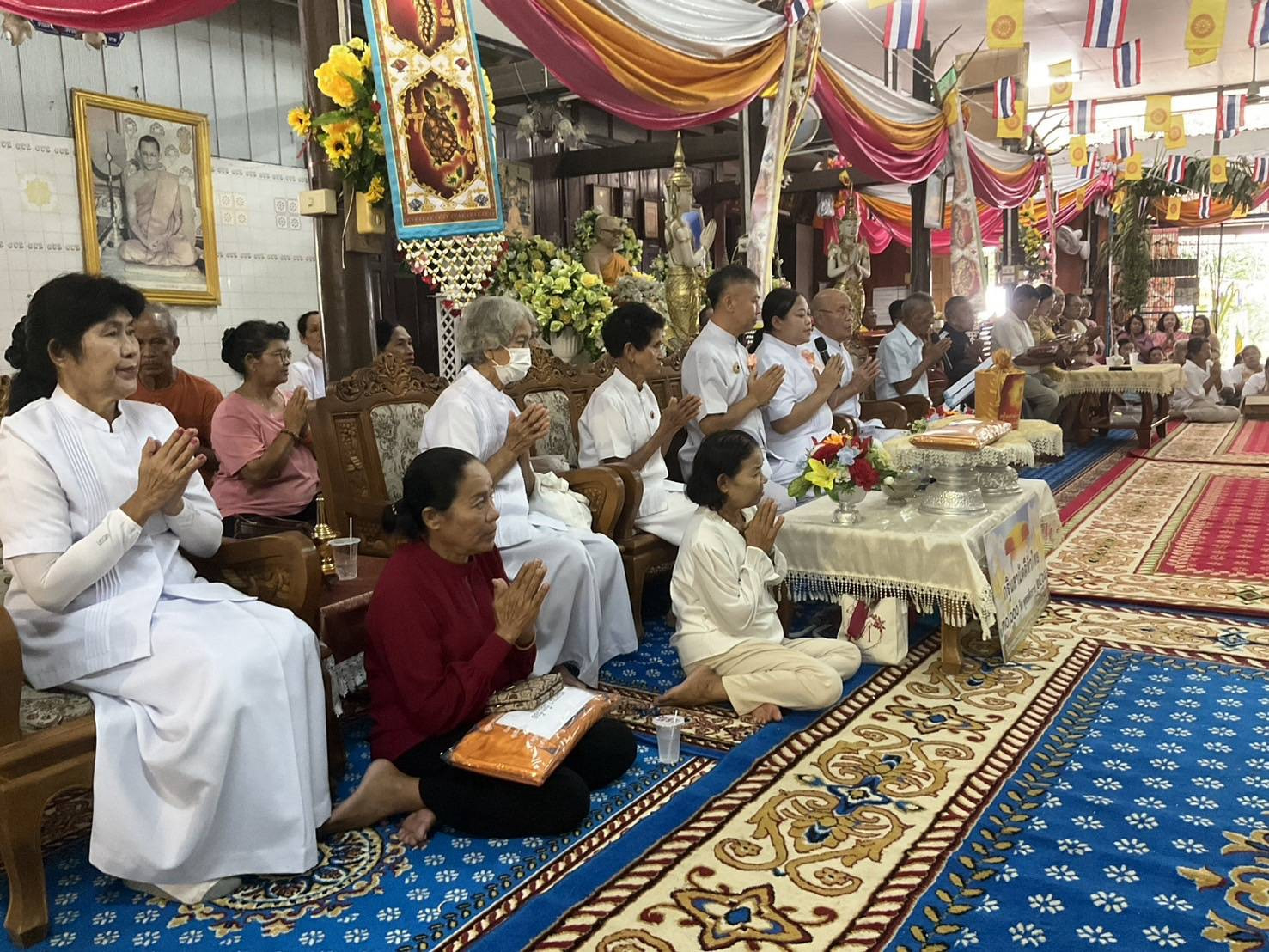 ภาพร่วมพิธีกรรมวัดเขาแดง