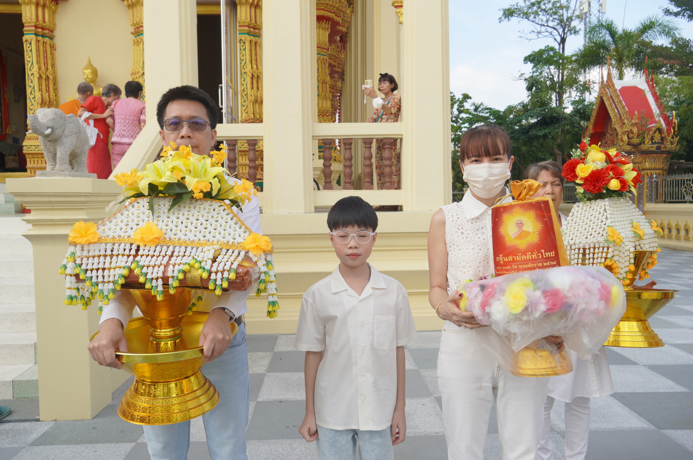 ภาพหมู่ถือพานถวายปัจจัยวัดเทพธงชัย