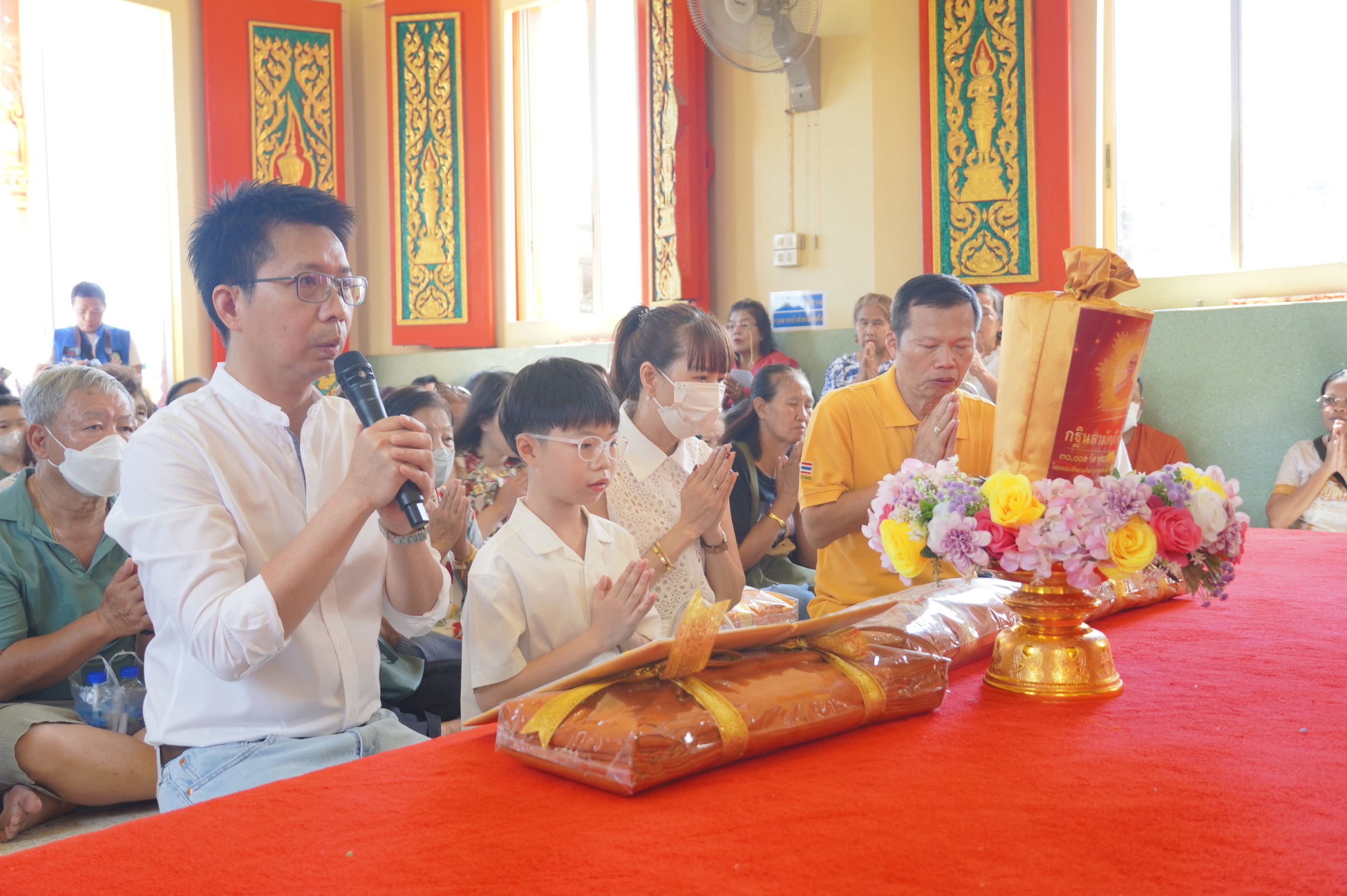 ภาพร่วมพิธีกรรมวัดเทพธงชัย