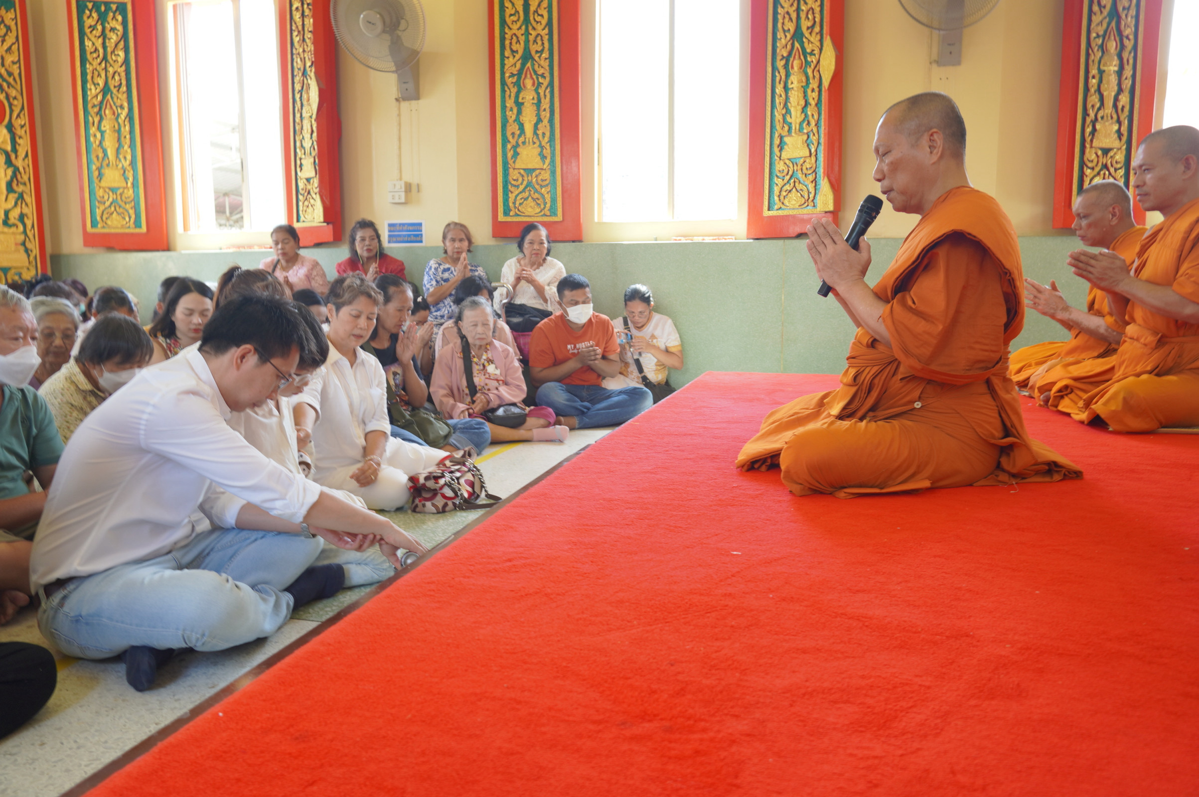 ภาพร่วมพิธีกรรมวัดเทพธงชัย