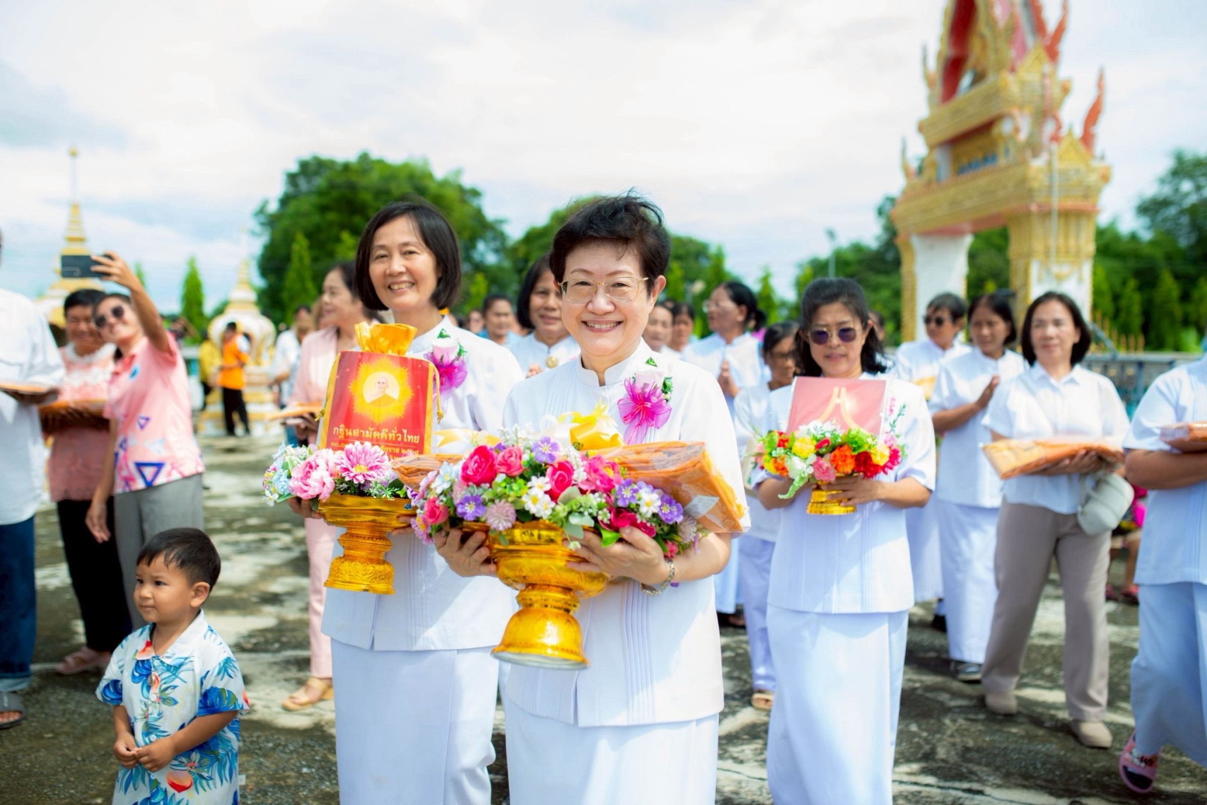 ภาพหมู่ถือพานถวายปัจจัยวัดหนองกระถิน