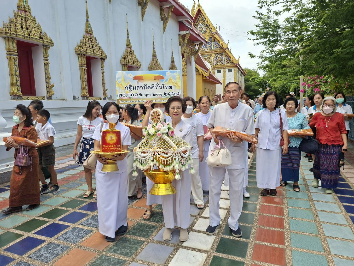 ภาพร่วมขบวนกฐินวัดไชนาวาส